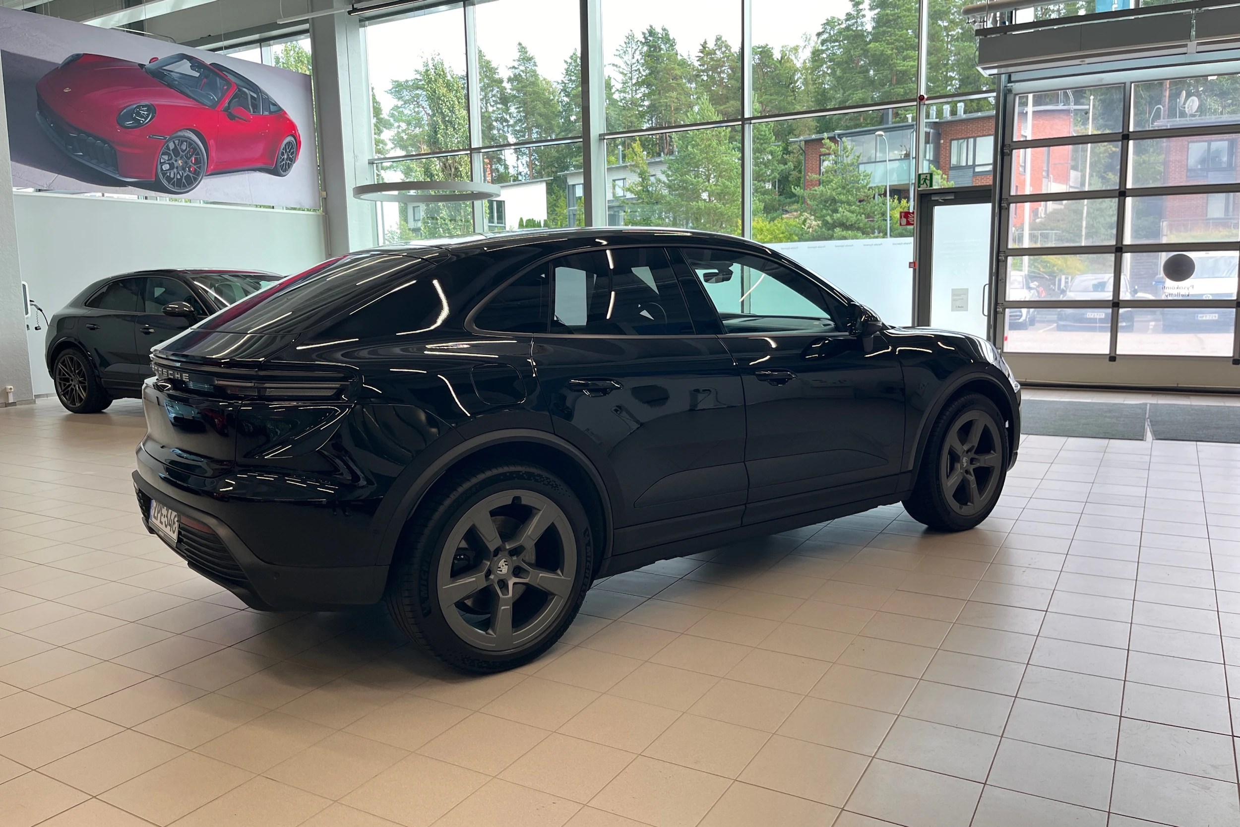 musta Porsche Macan 2024 kuva 13.