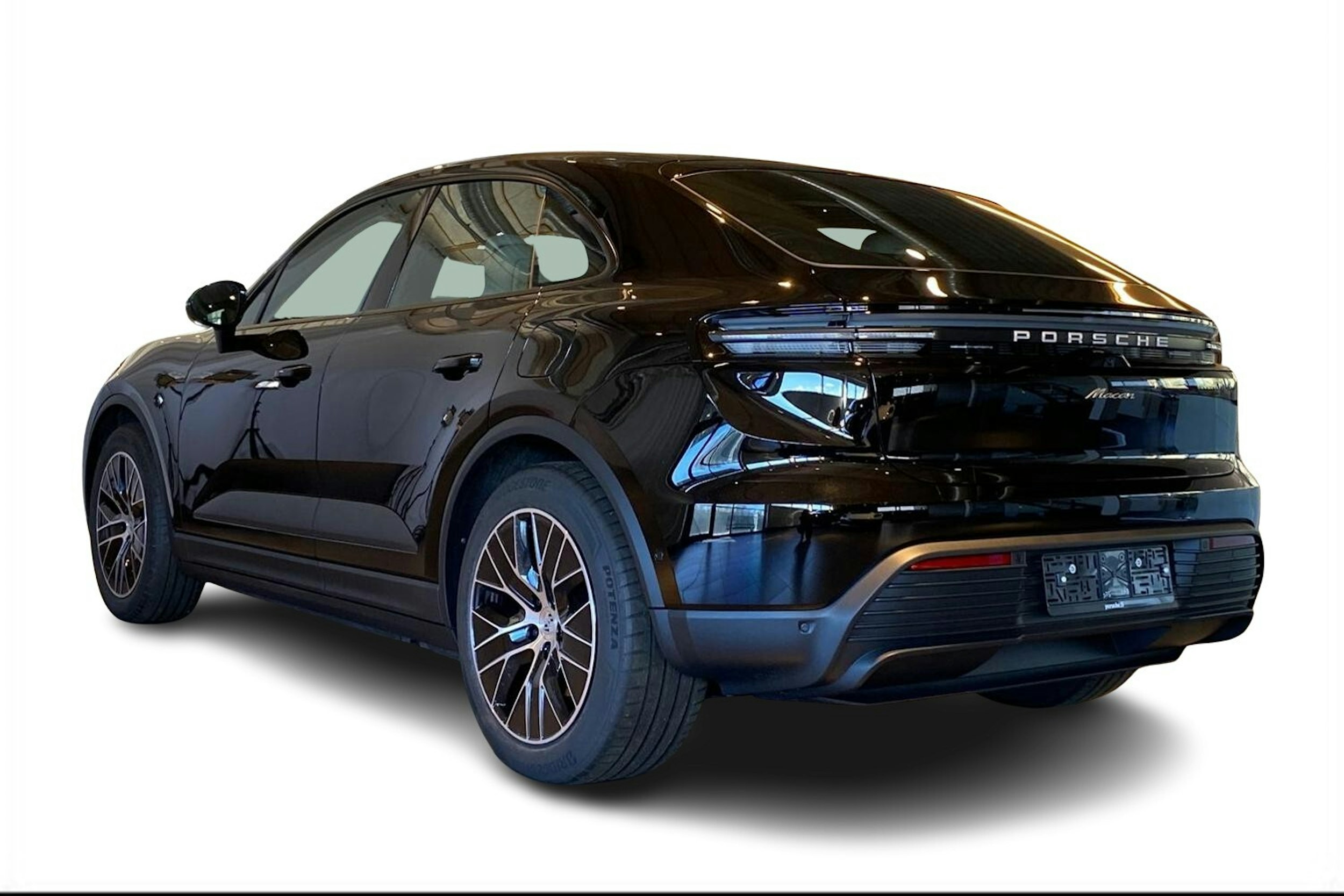 musta Porsche Macan 2024 kuva 2.