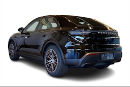 musta Porsche Macan 2024 kuva 2.