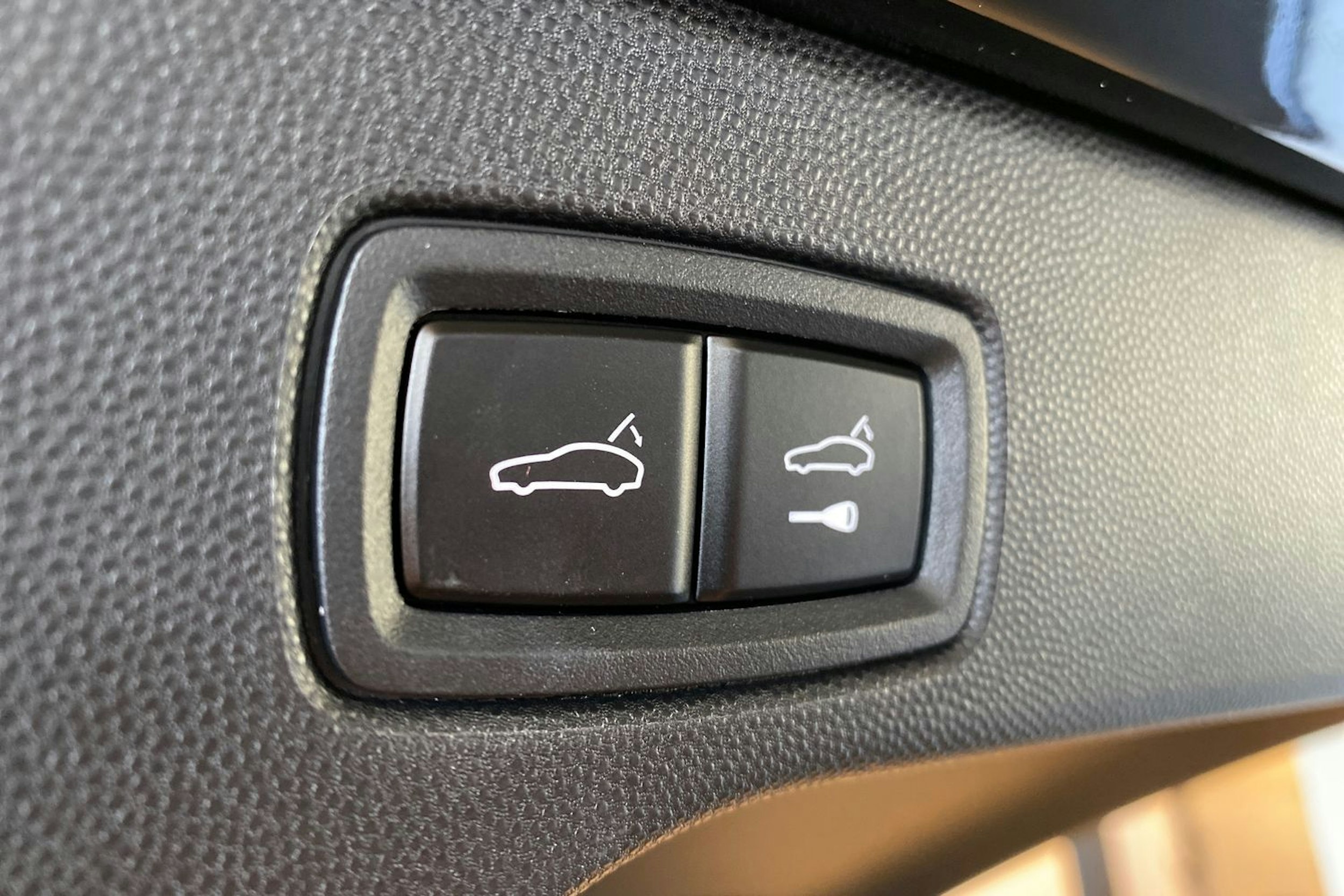 musta Porsche Macan 2024 kuva 8.