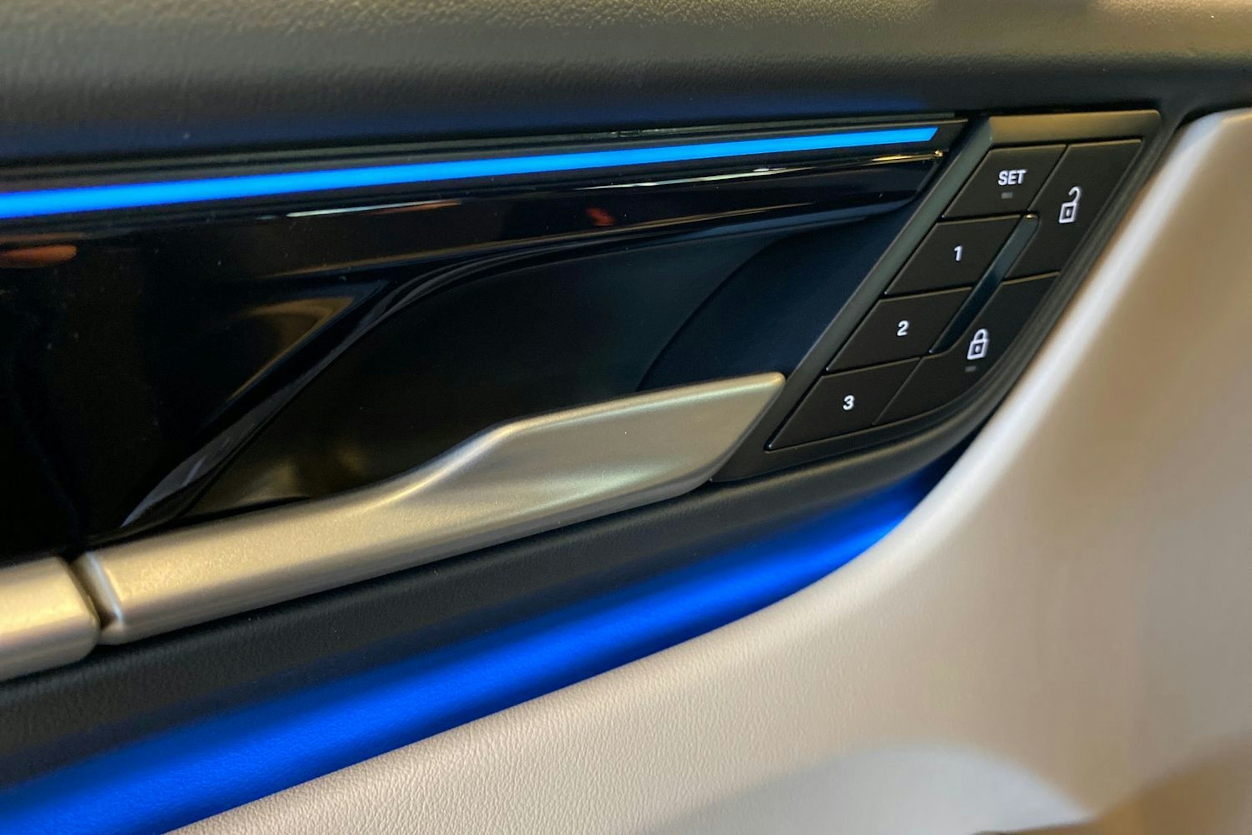 musta Porsche Macan 2024 kuva 12.