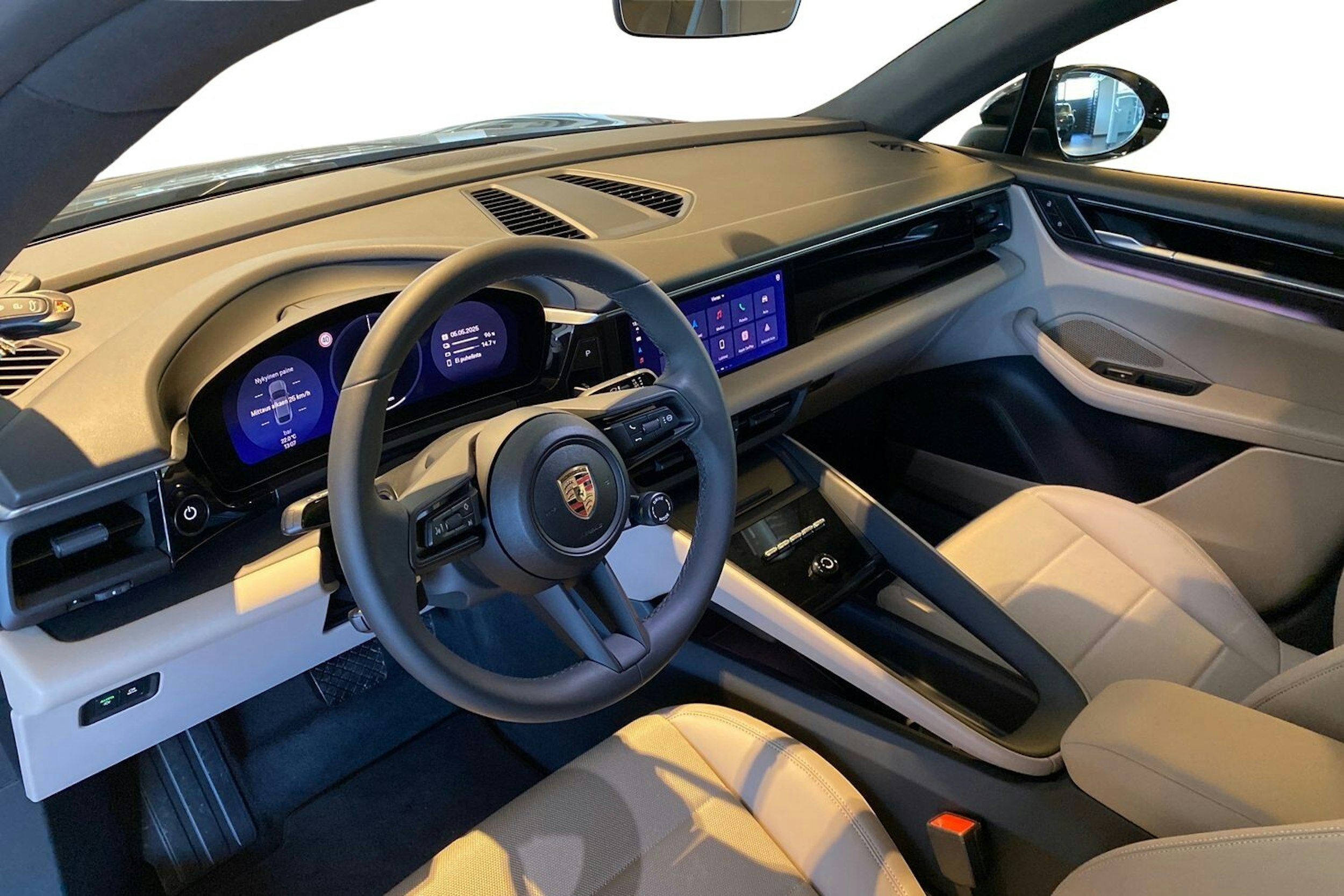 musta Porsche Macan 2024 kuva 13.