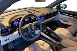 musta Porsche Macan 2024 kuva 13.