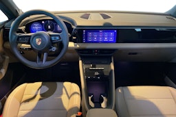 musta Porsche Macan 2024 kuva 14.