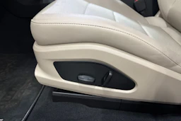 musta Porsche Macan 2024 kuva 16.
