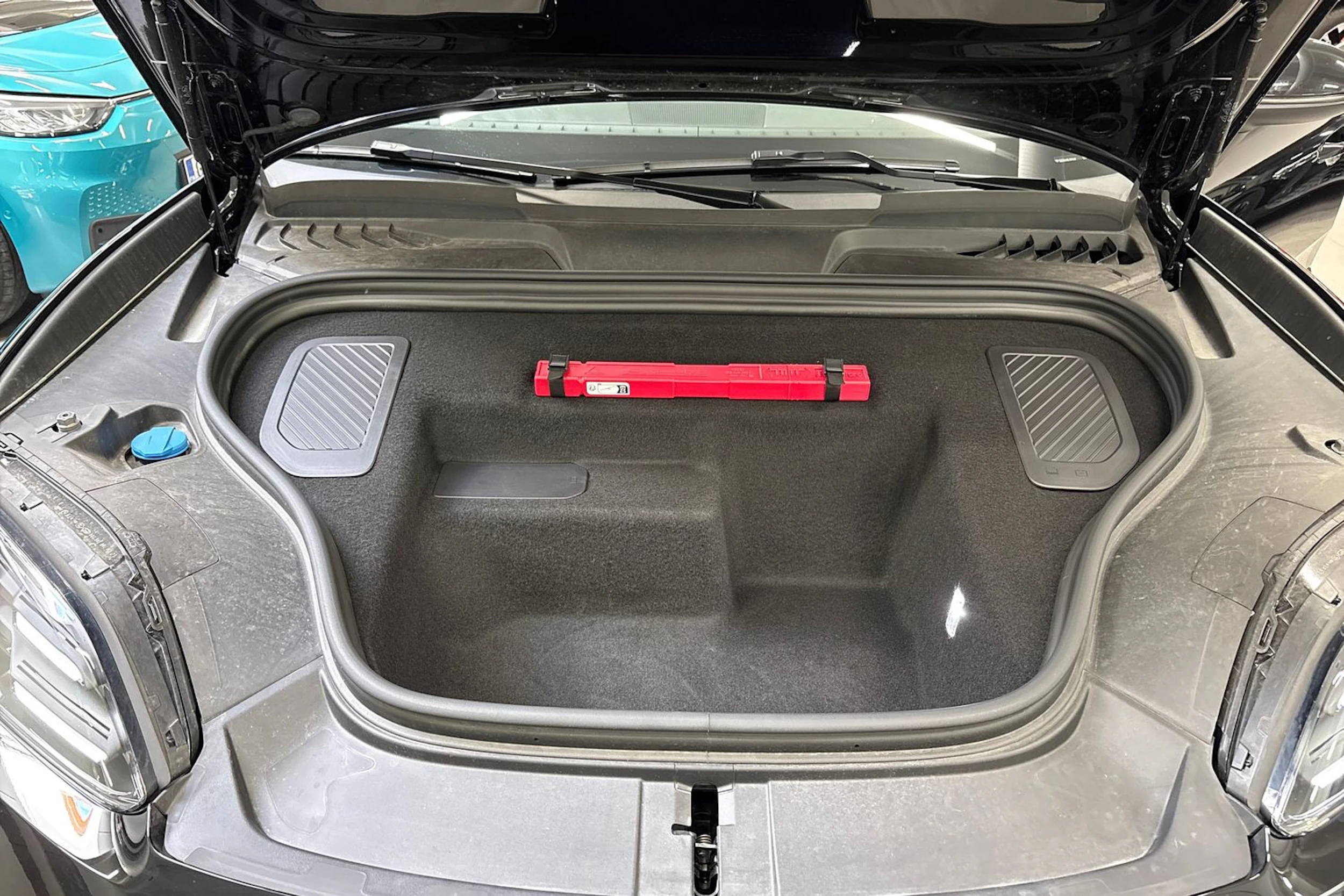 musta Porsche Macan 2024 kuva 21.