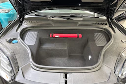 musta Porsche Macan 2024 kuva 21.