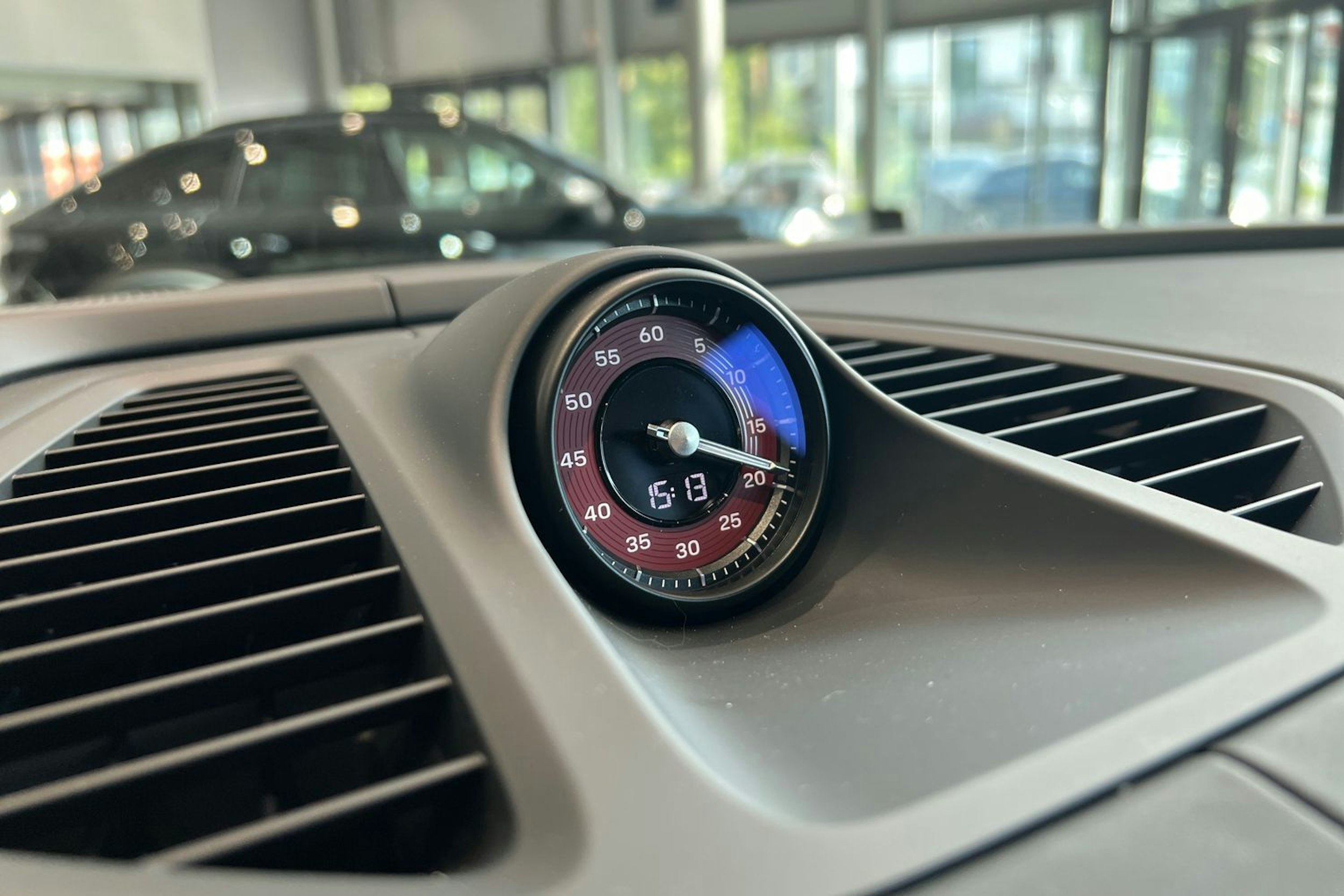 harmaa Porsche Macan 2025 kuva 9.