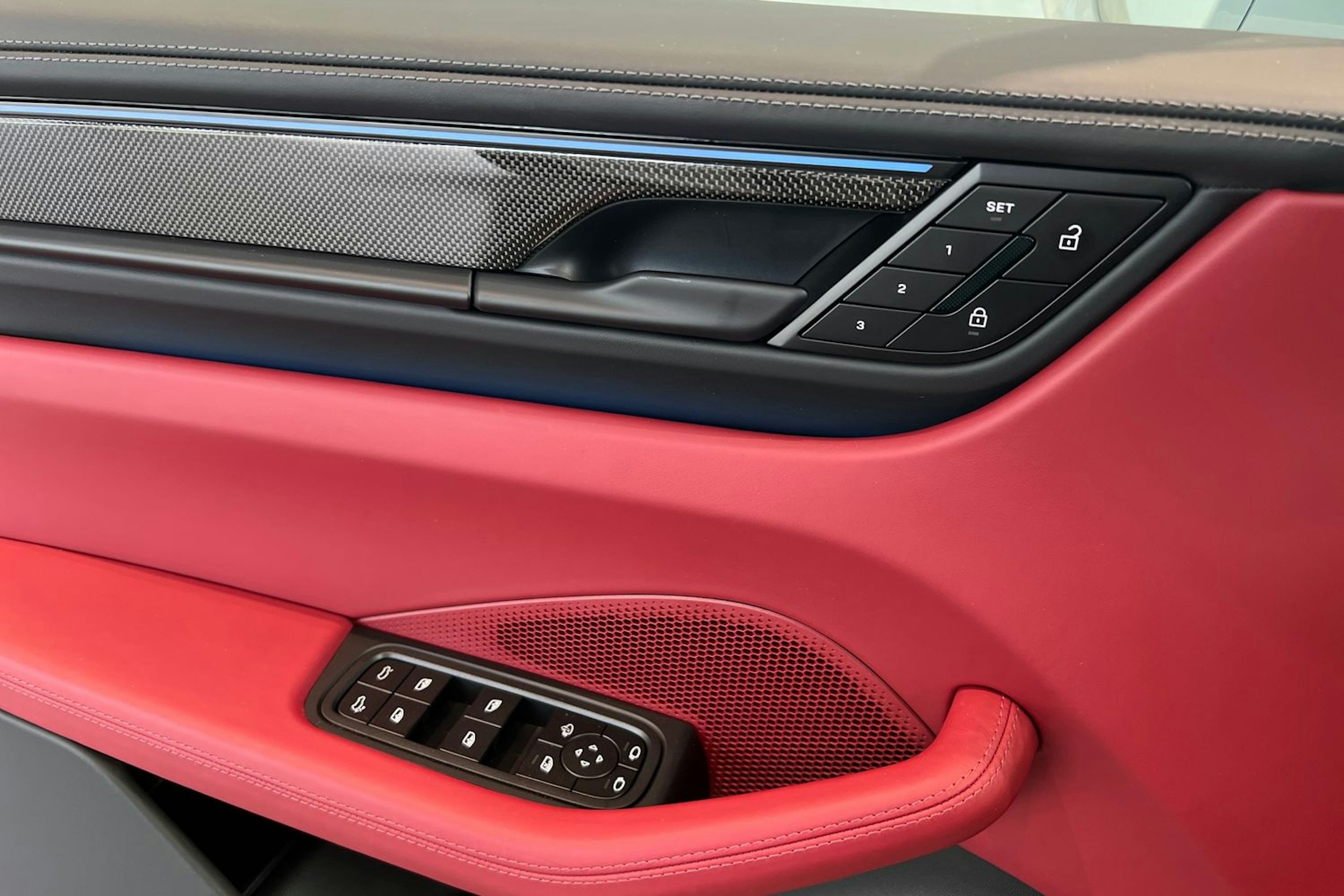 harmaa Porsche Macan 2025 kuva 12.