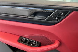 harmaa Porsche Macan 2025 kuva 12.
