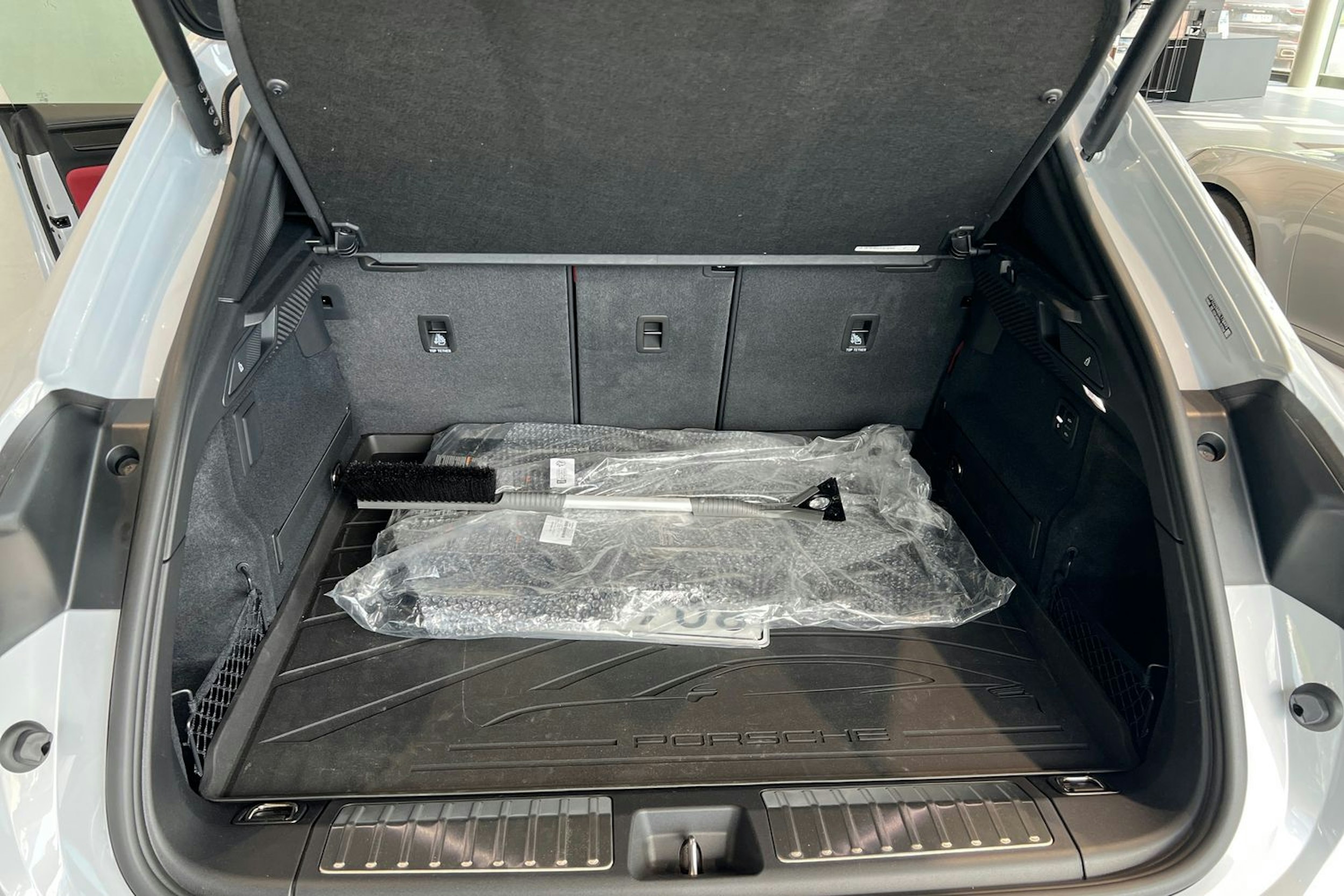 harmaa Porsche Macan 2025 kuva 13.