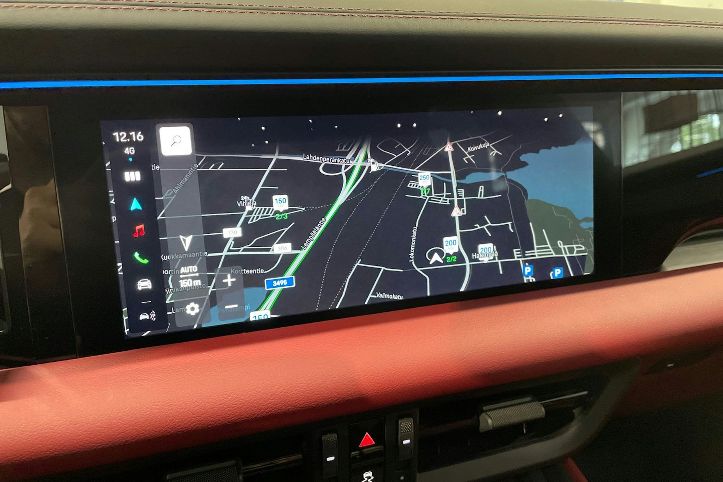 met. sininen Porsche Macan 2025 kuva 11.
