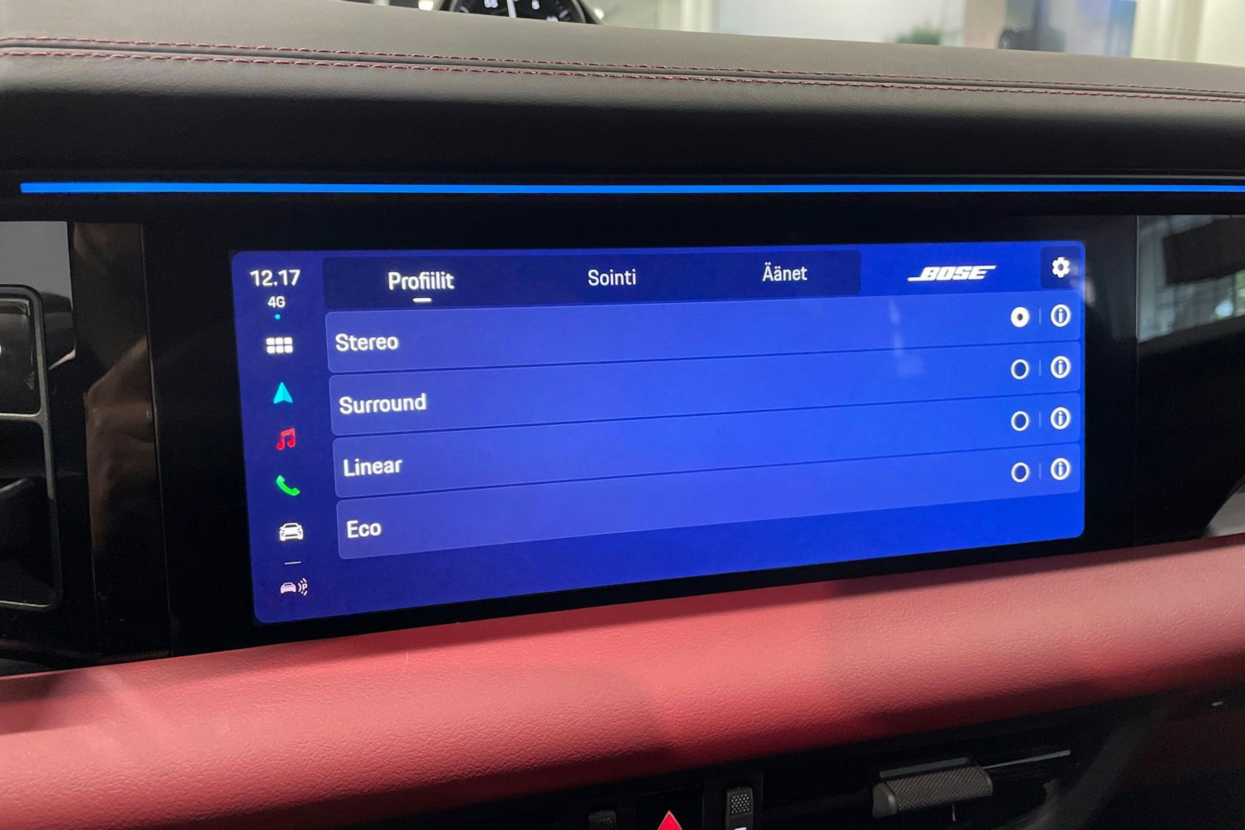met. sininen Porsche Macan 2025 kuva 12.