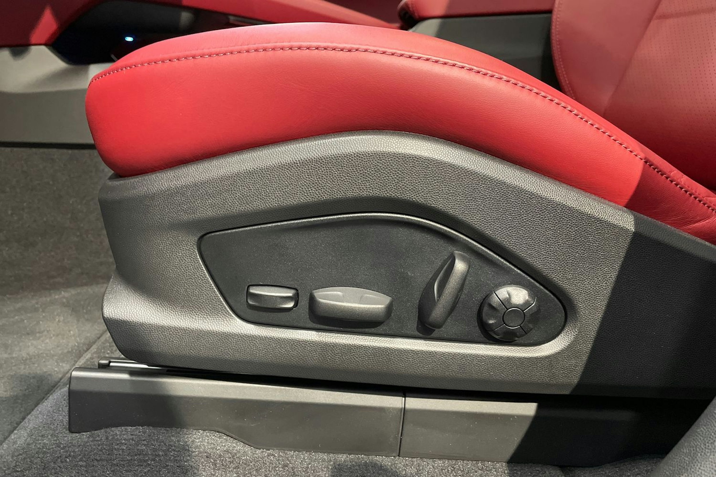 met. sininen Porsche Macan 2025 kuva 17.
