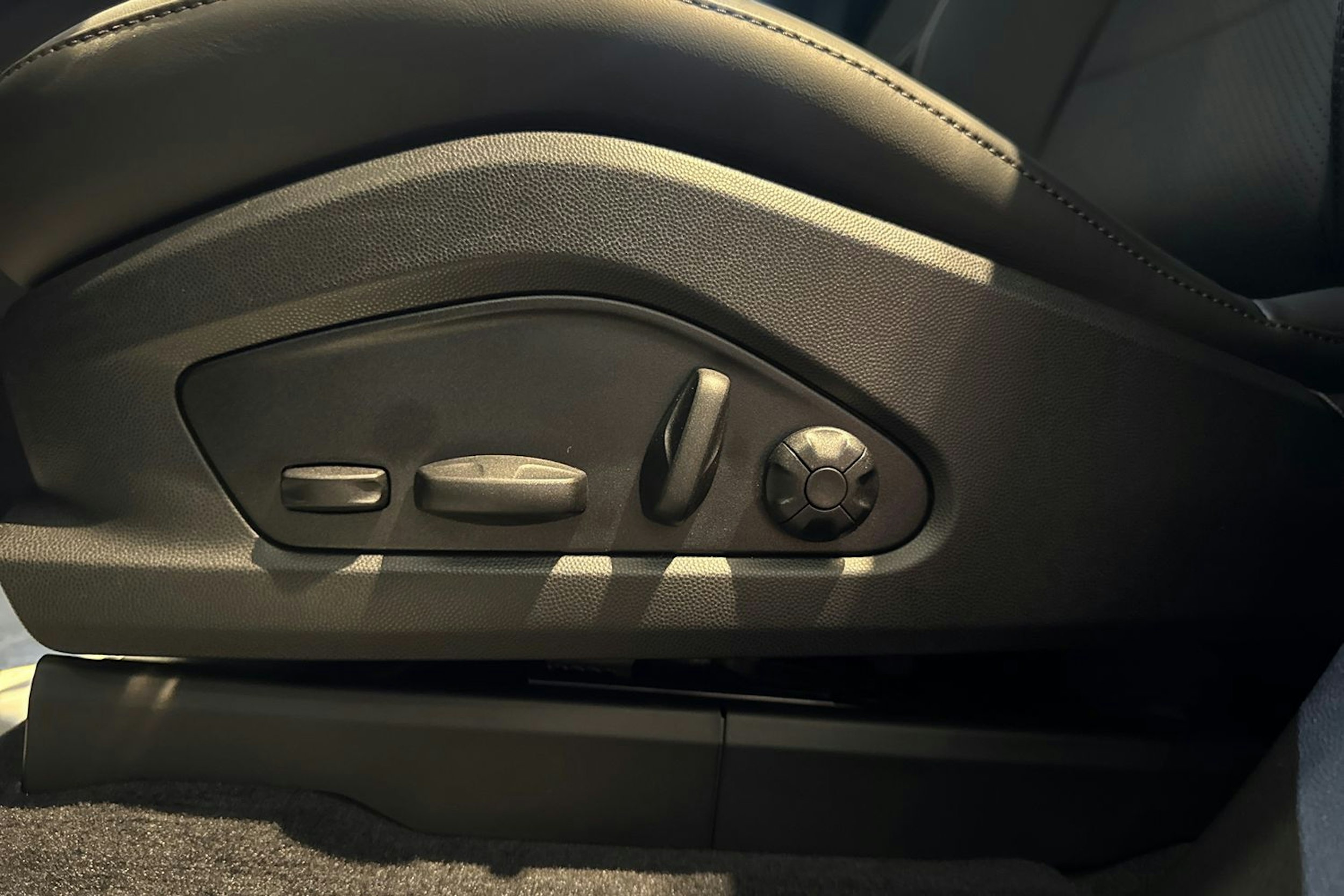 vihreä Porsche Macan 2025 kuva 11.