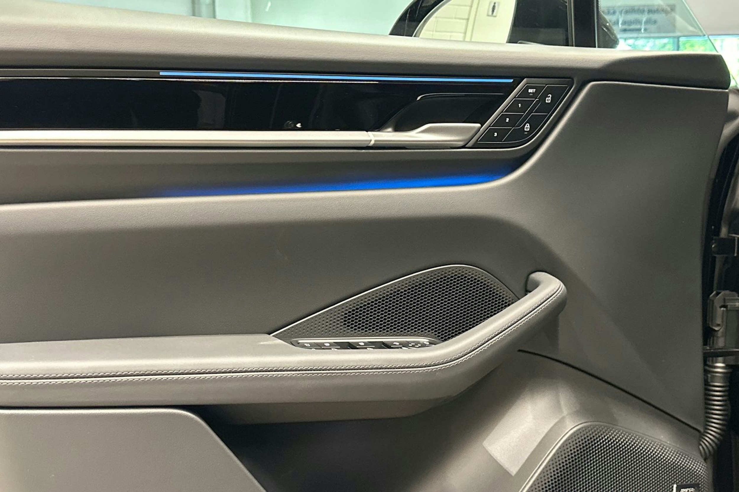 musta Porsche Macan 2025 kuva 15.