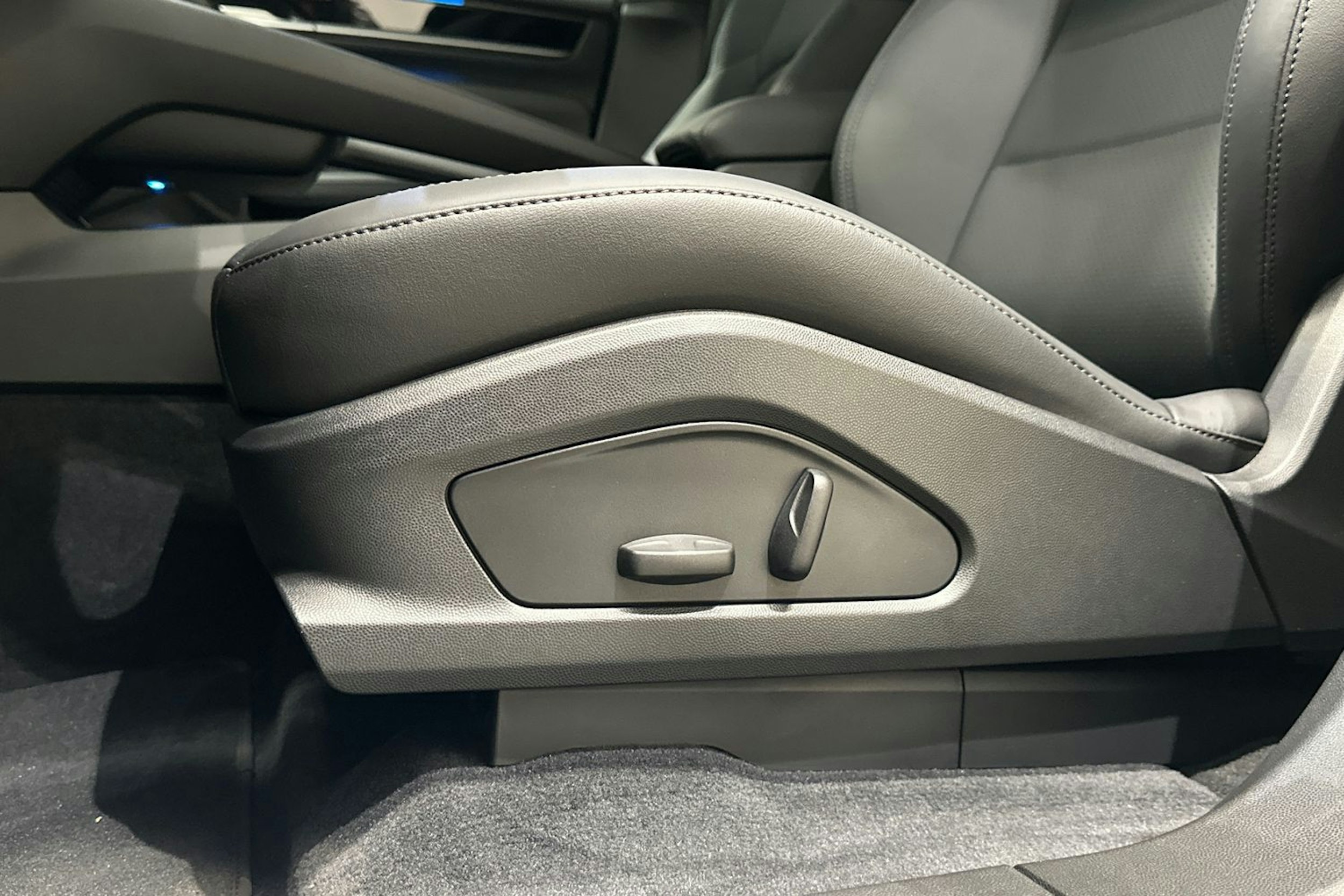 musta Porsche Macan 2025 kuva 17.
