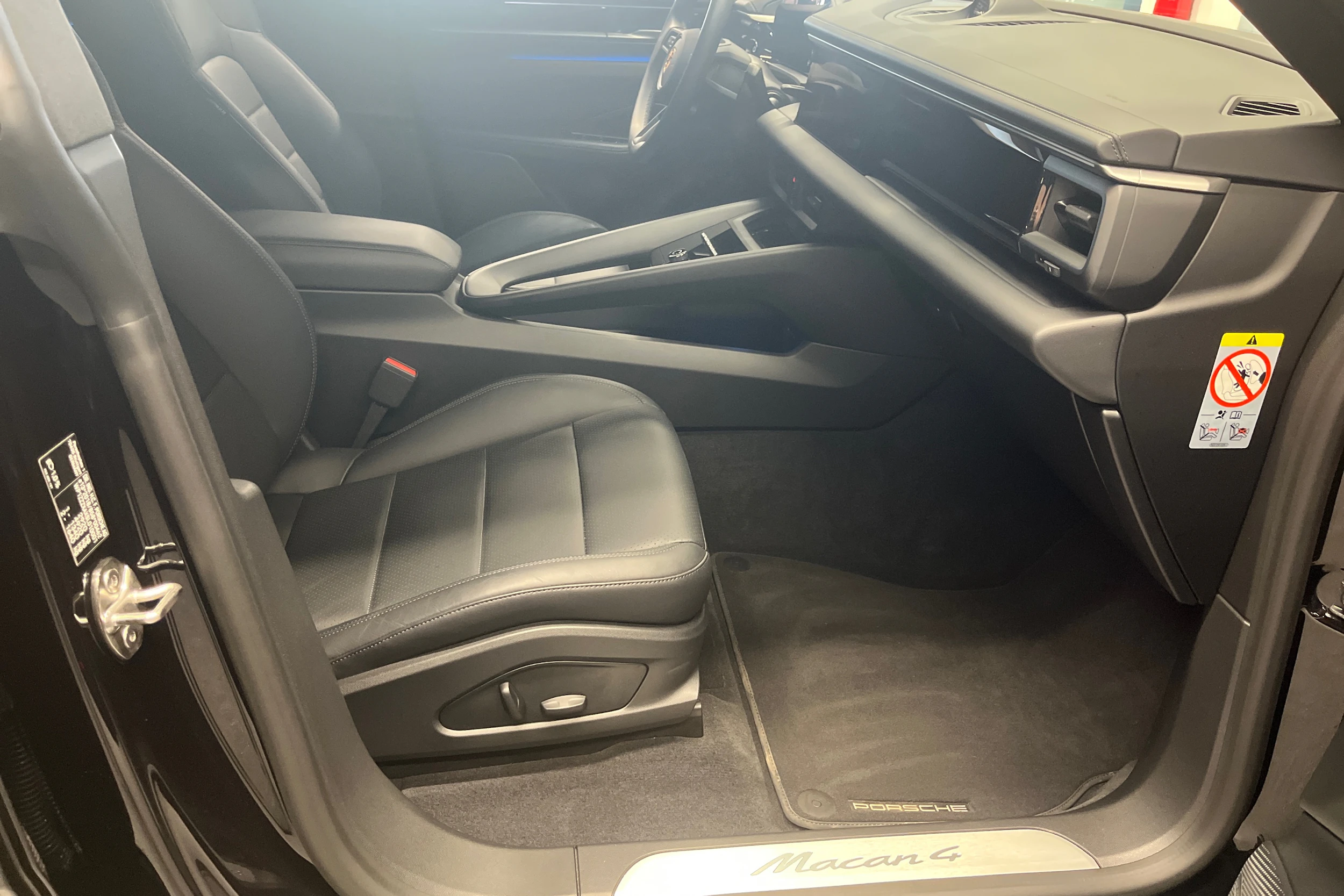 musta Porsche Macan 2025 kuva 26.