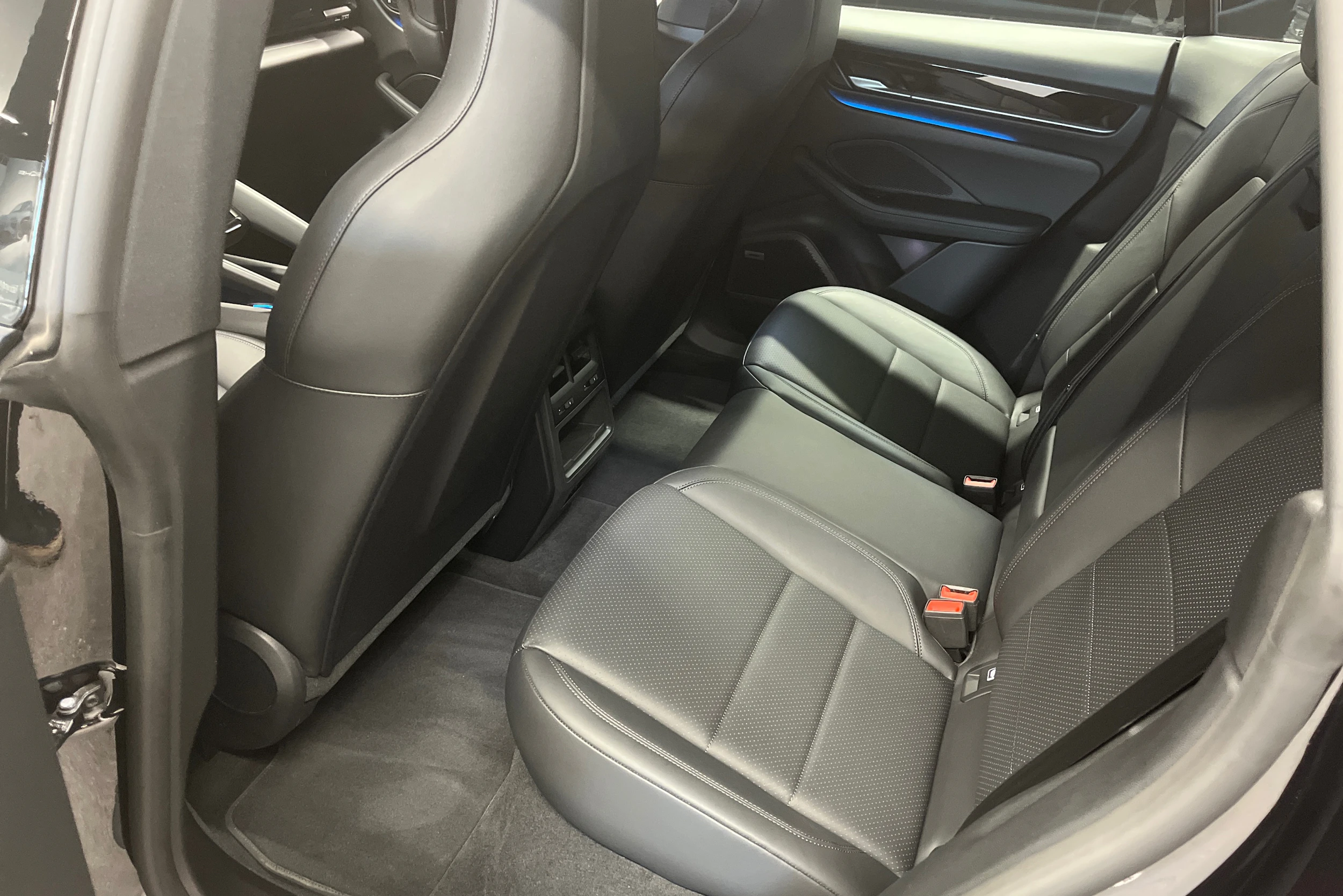 musta Porsche Macan 2025 kuva 27.