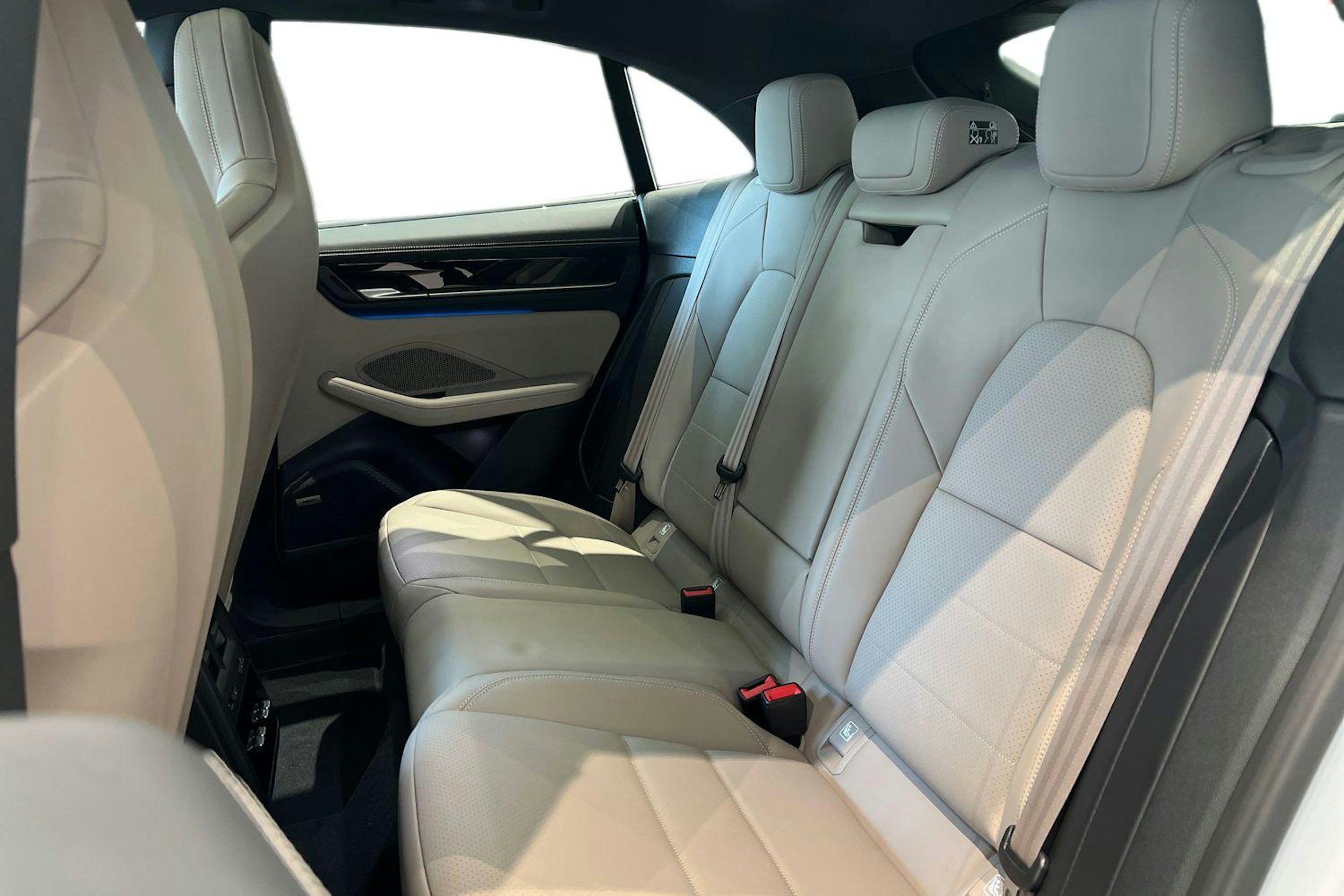 harmaa Porsche Macan 2025 kuva 8.