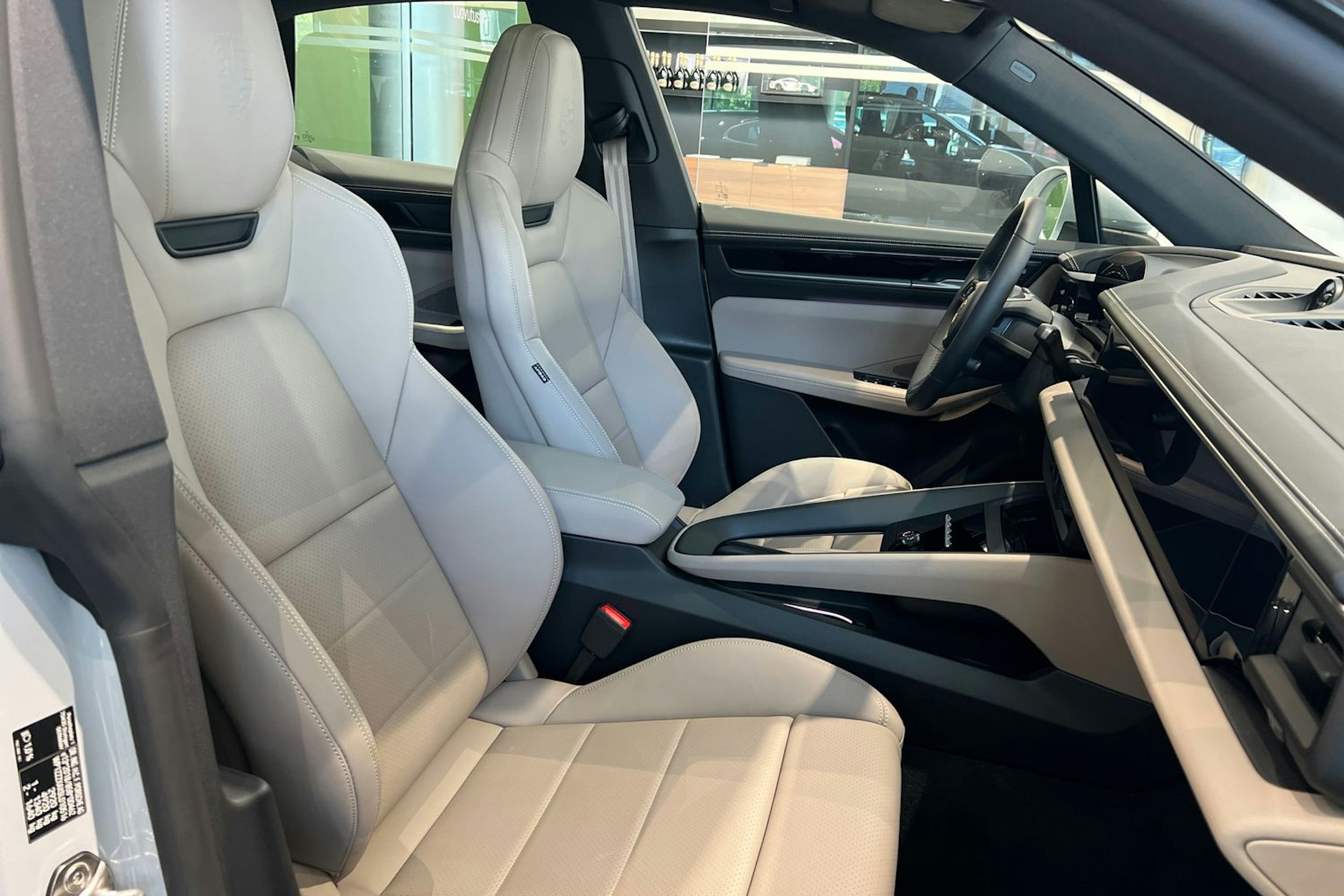 harmaa Porsche Macan 2025 kuva 12.