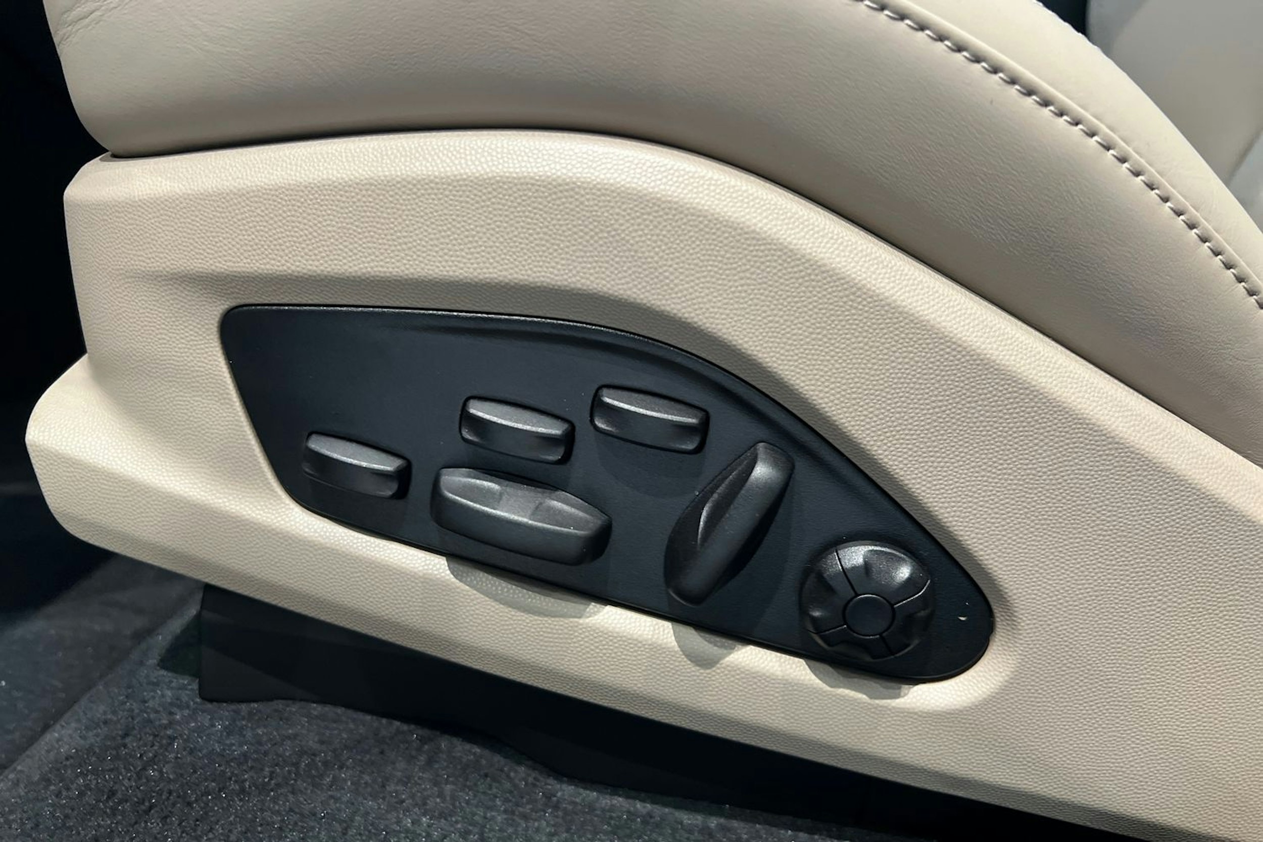 harmaa Porsche Macan 2025 kuva 14.