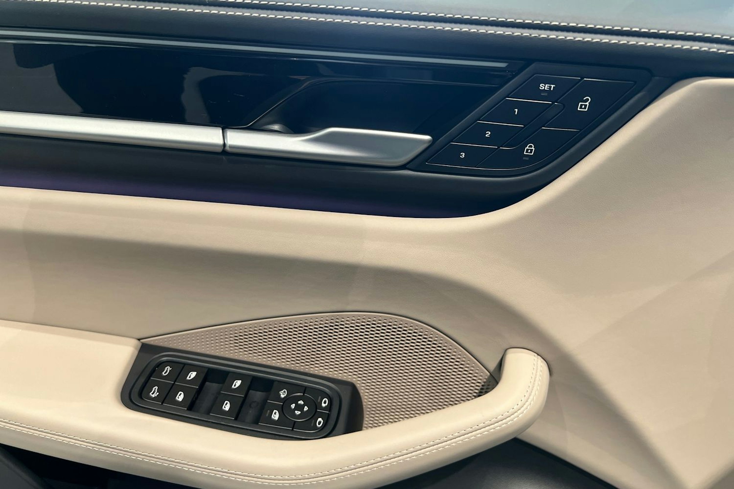 harmaa Porsche Macan 2025 kuva 15.