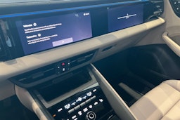 harmaa Porsche Macan 2025 kuva 16.