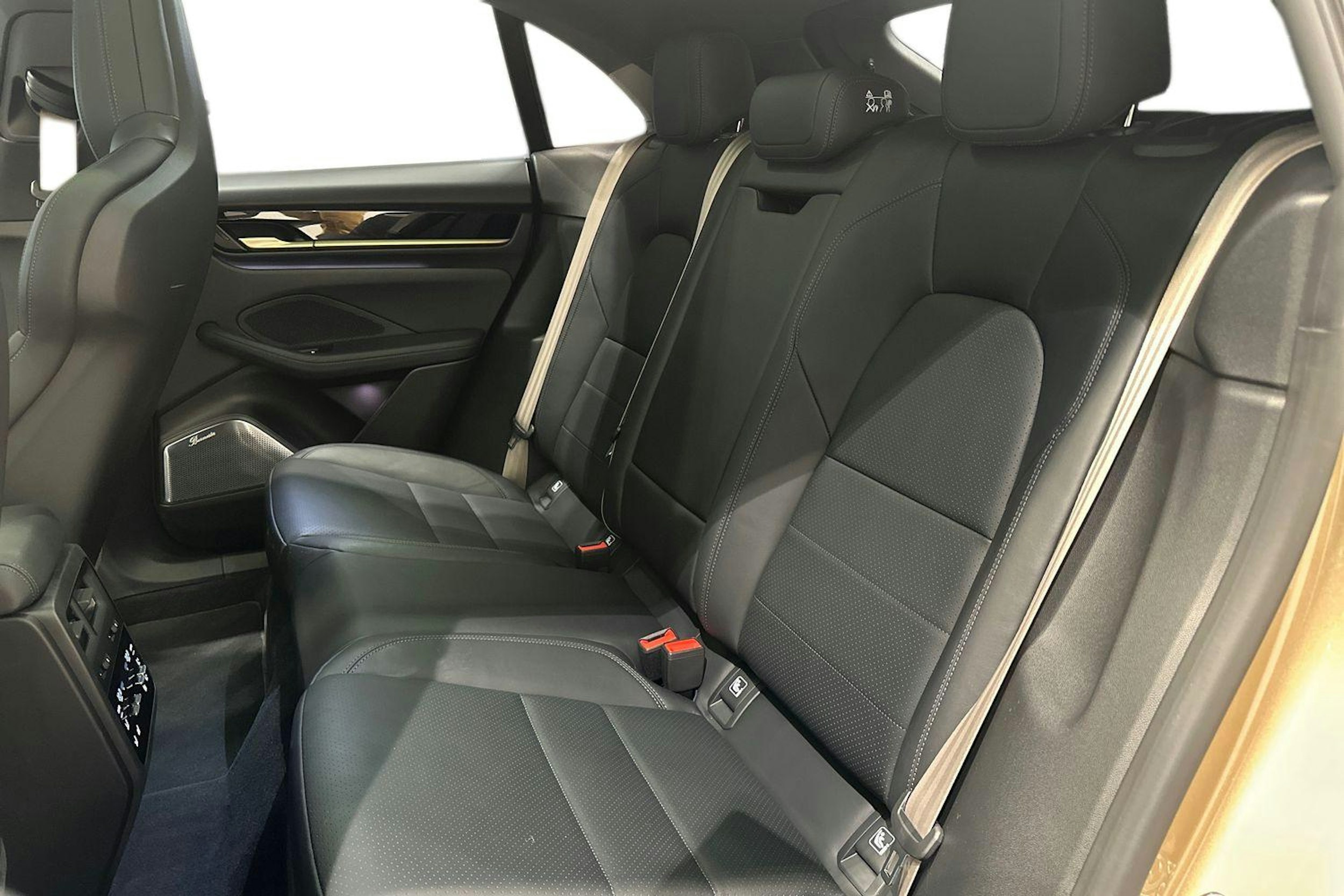 beige Porsche Macan 2025 kuva 8.