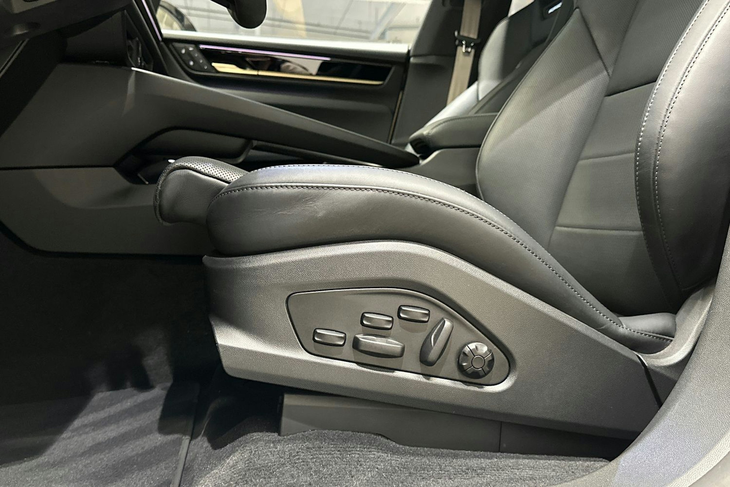 beige Porsche Macan 2025 kuva 15.