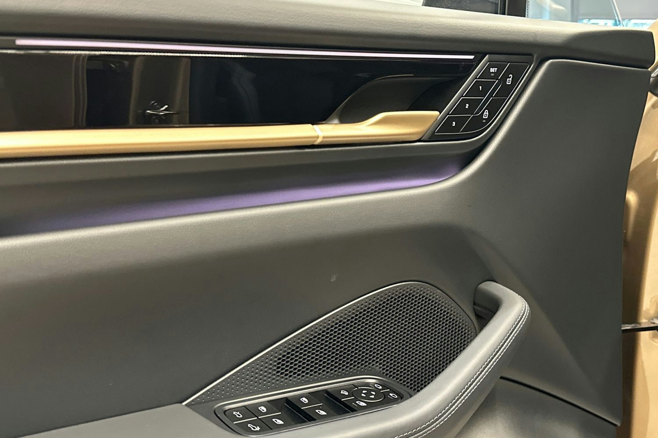 beige Porsche Macan 2025 kuva 18.