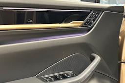 beige Porsche Macan 2025 kuva 18.