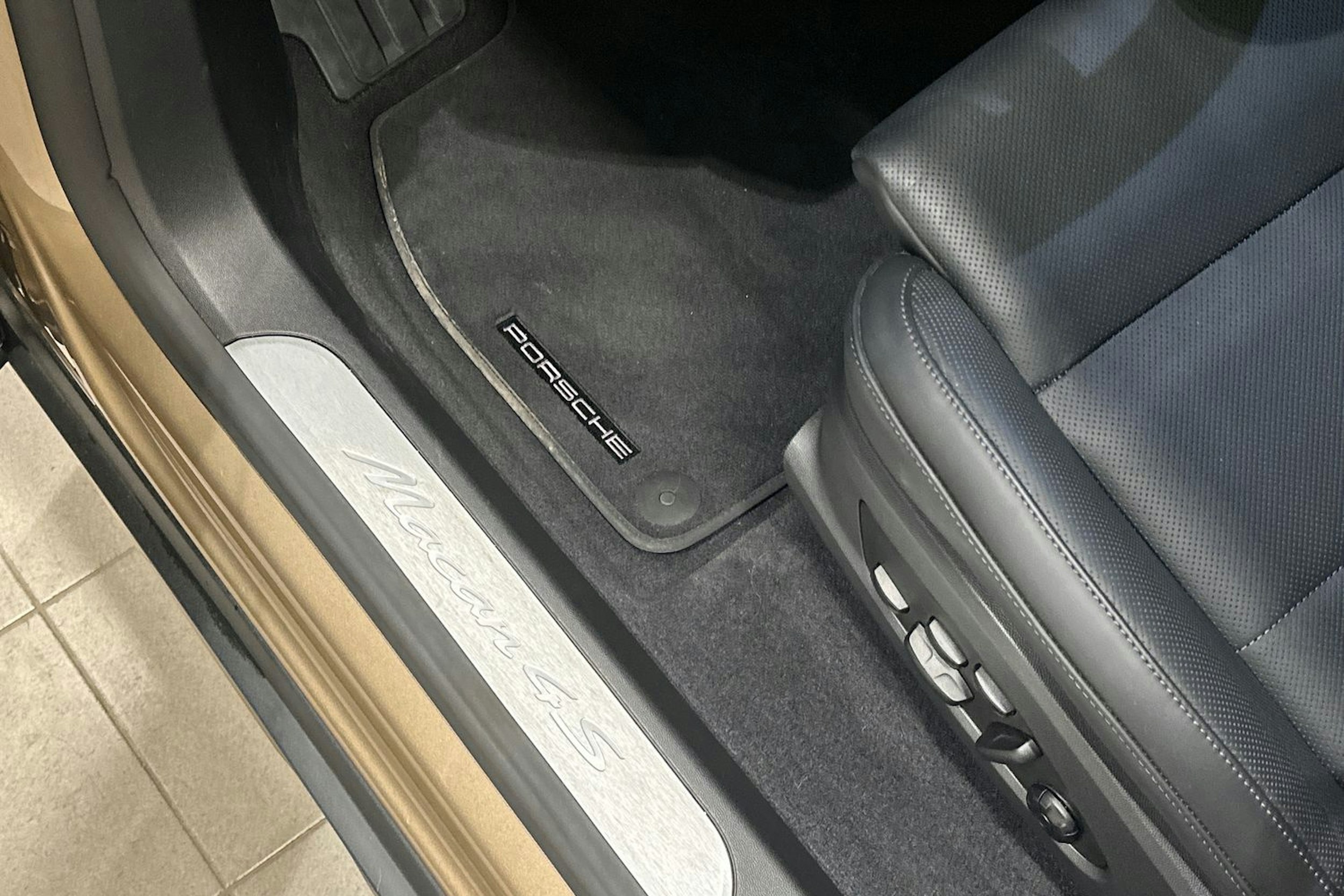 beige Porsche Macan 2025 kuva 20.