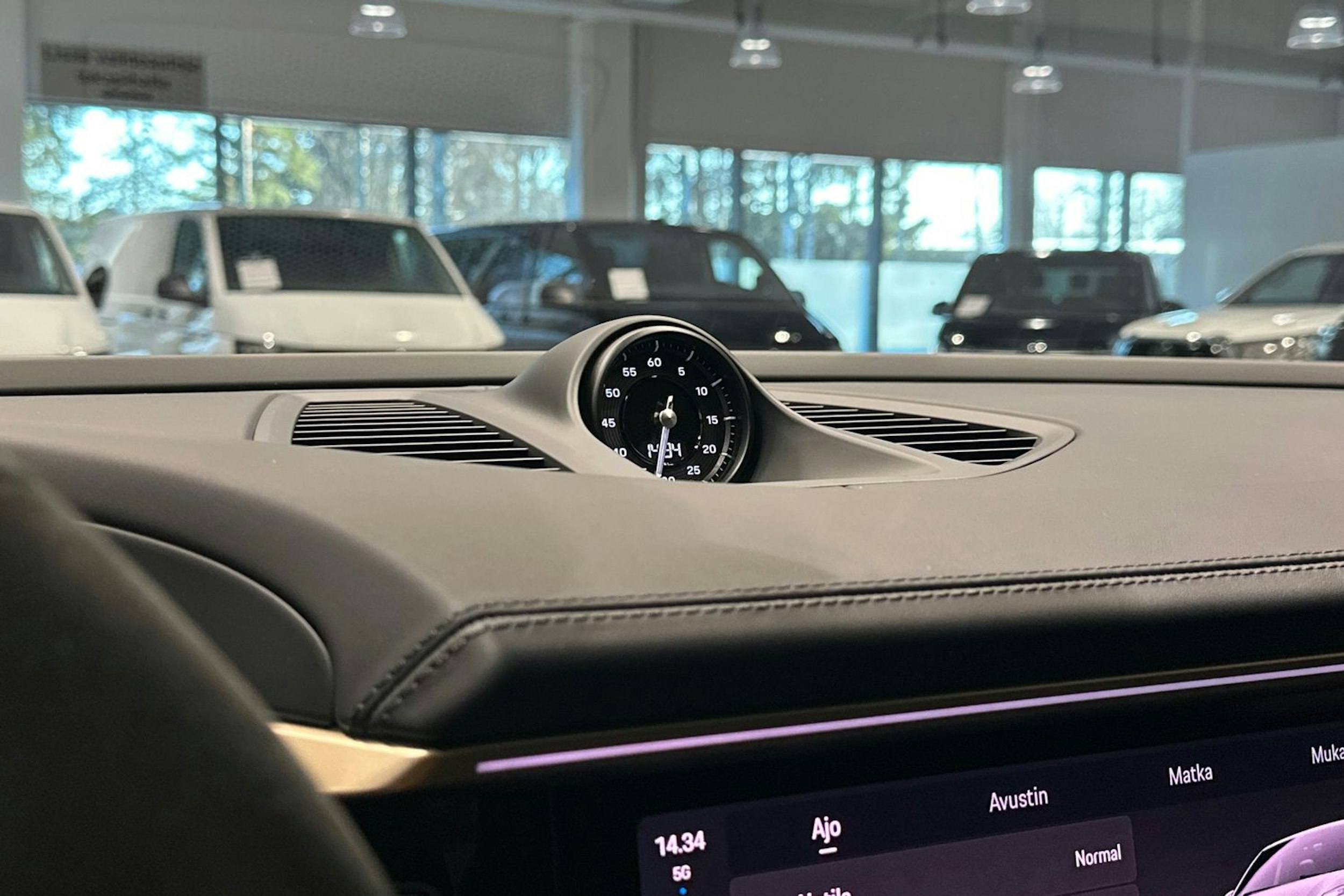 beige Porsche Macan 2025 kuva 24.