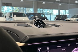 beige Porsche Macan 2025 kuva 24.