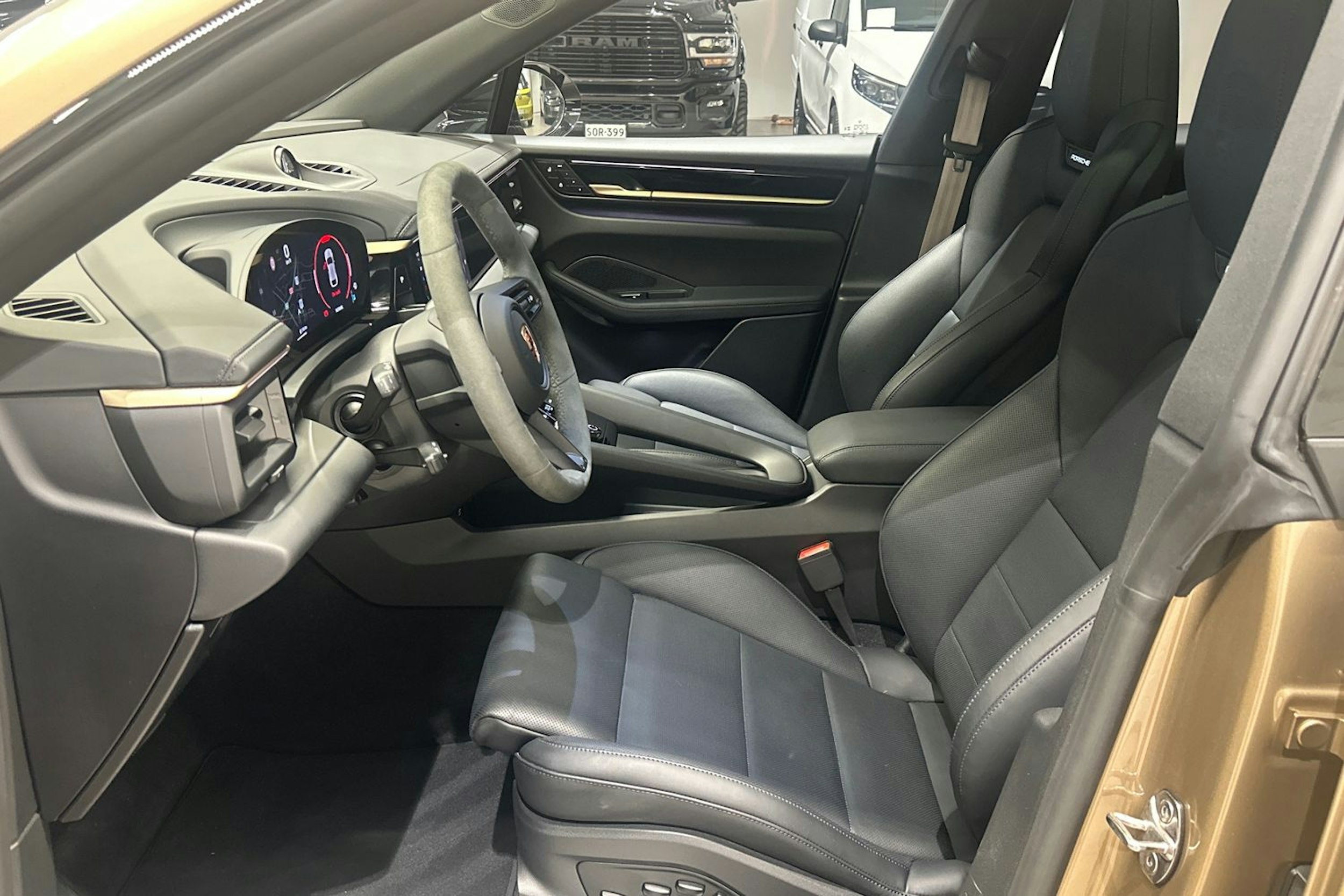 beige Porsche Macan 2025 kuva 32.