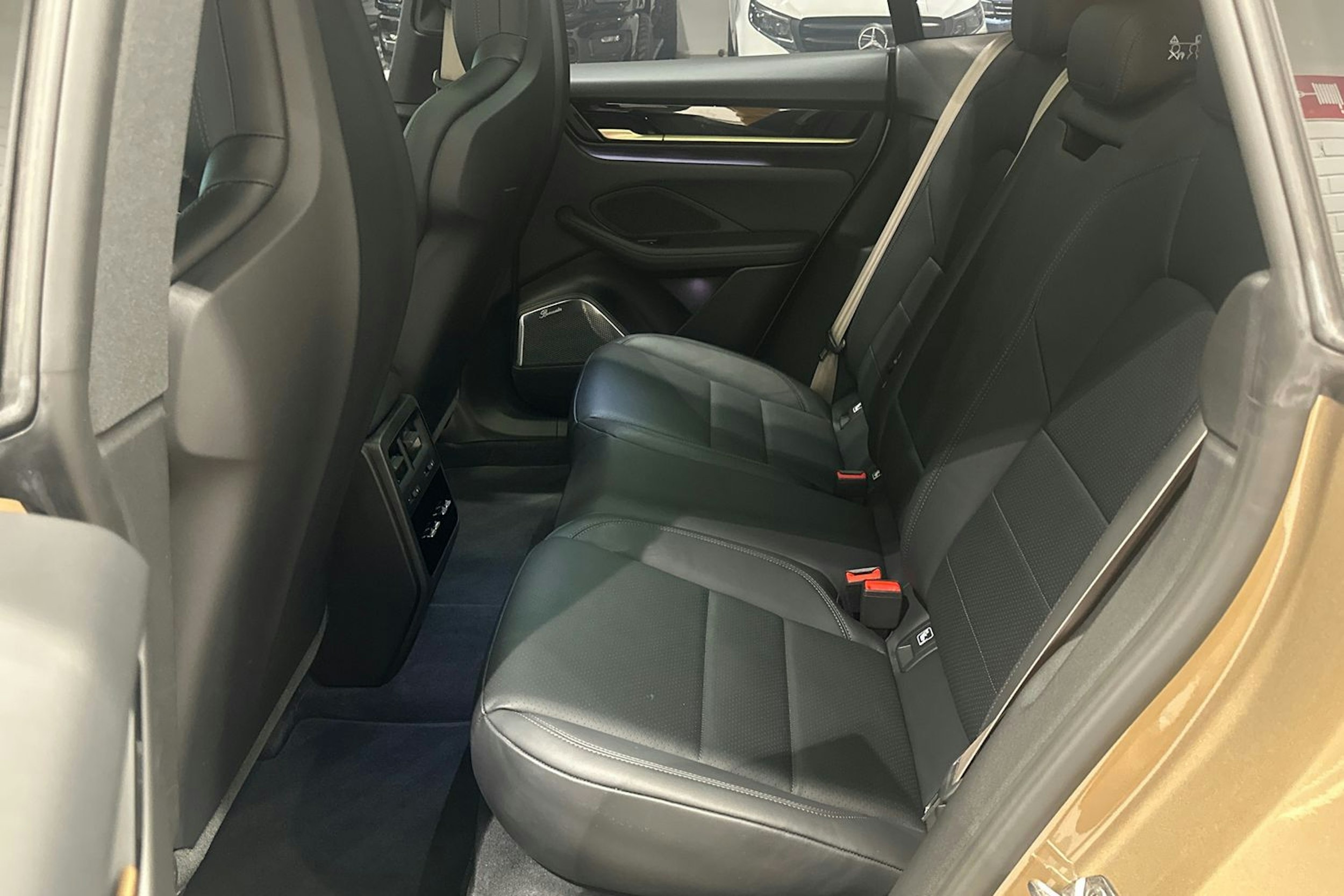 beige Porsche Macan 2025 kuva 33.