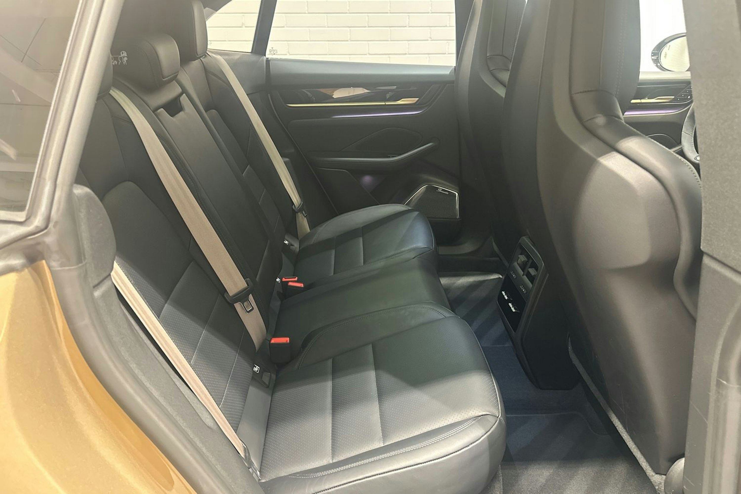 beige Porsche Macan 2025 kuva 35.