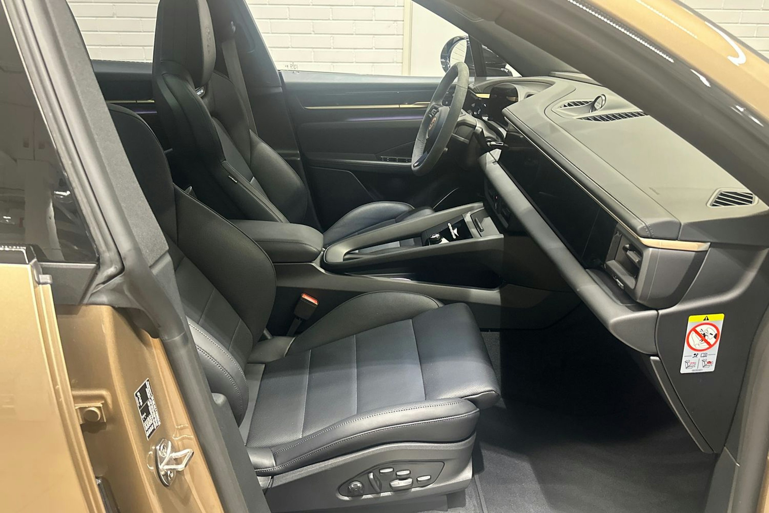 beige Porsche Macan 2025 kuva 36.