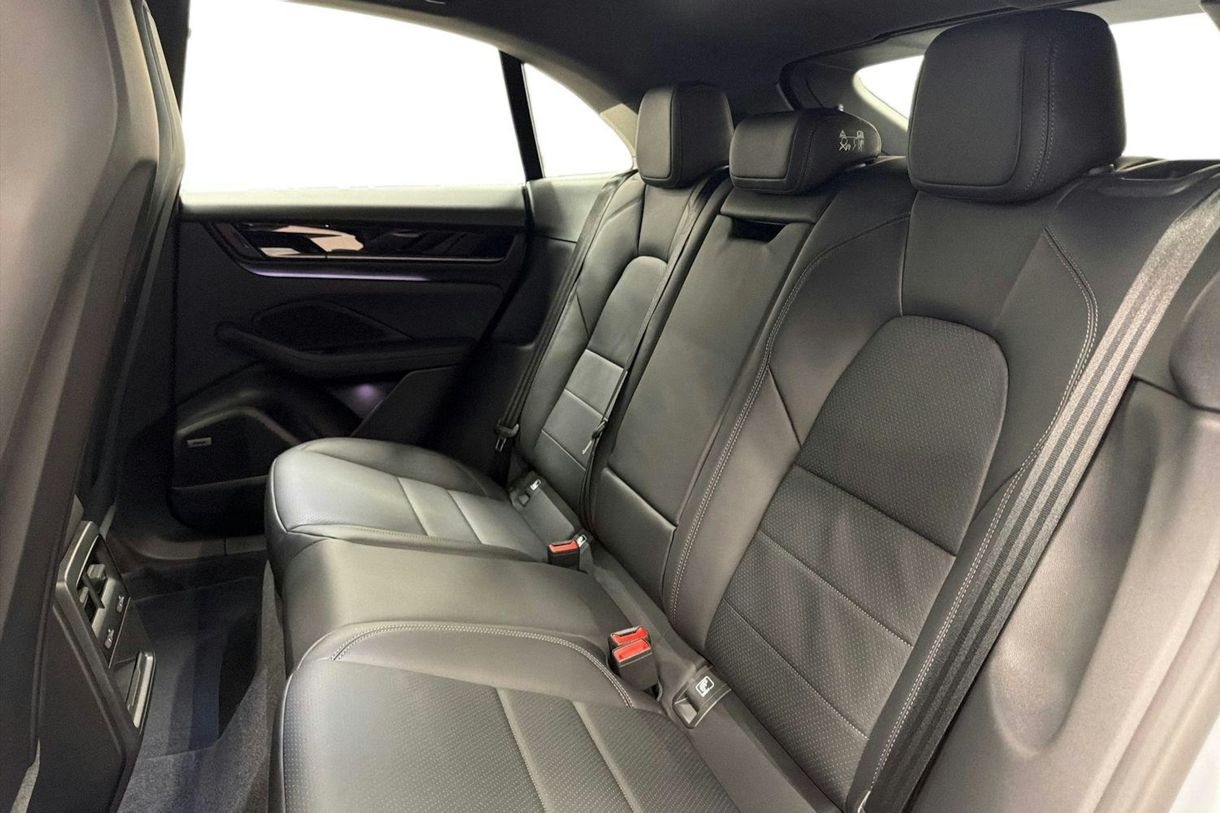 harmaa Porsche Macan 2025 kuva 7.