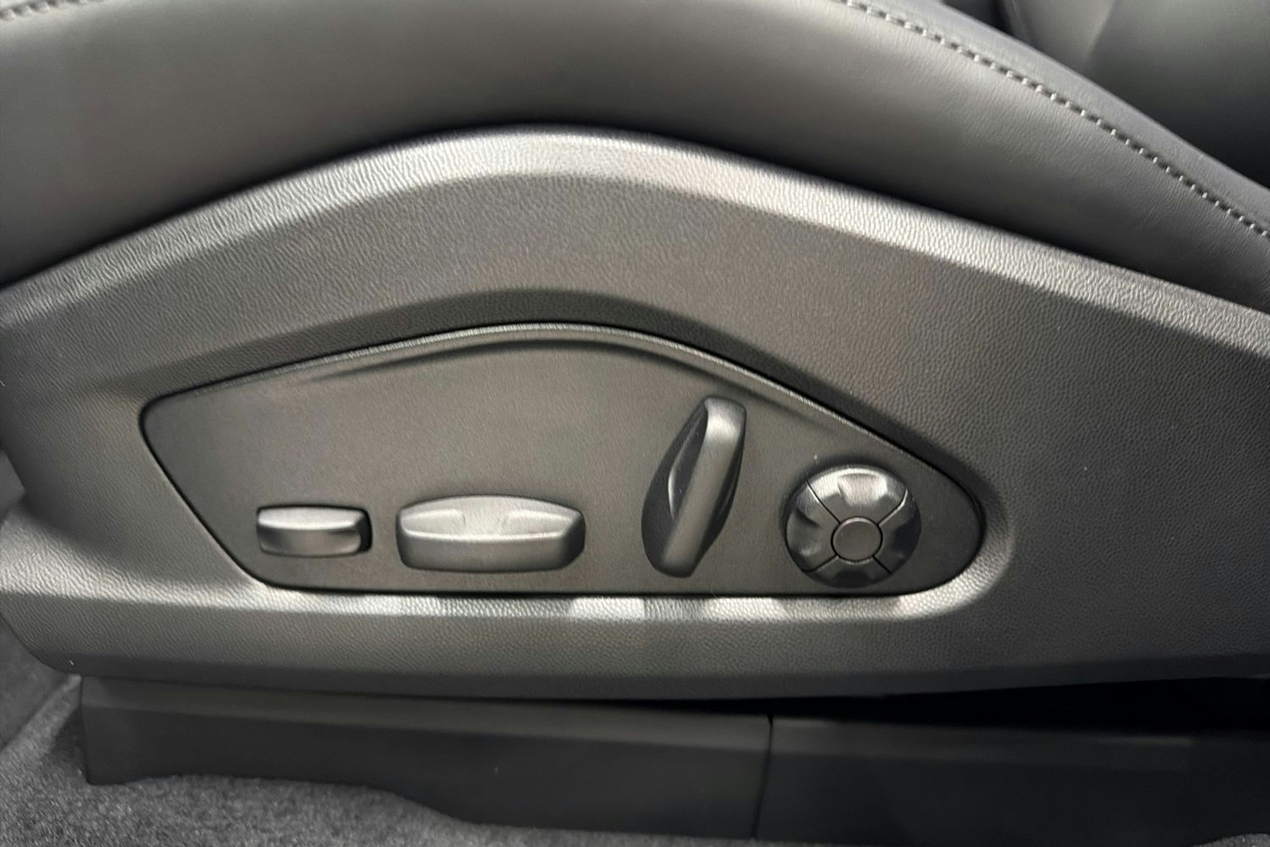 harmaa Porsche Macan 2025 kuva 10.