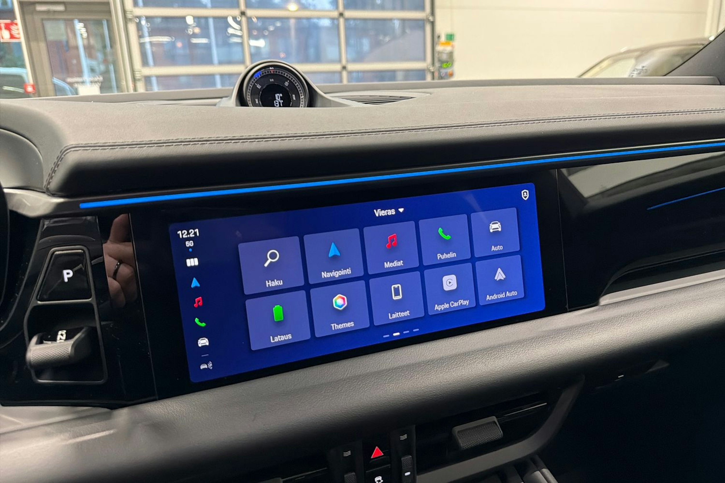 harmaa Porsche Macan 2025 kuva 13.