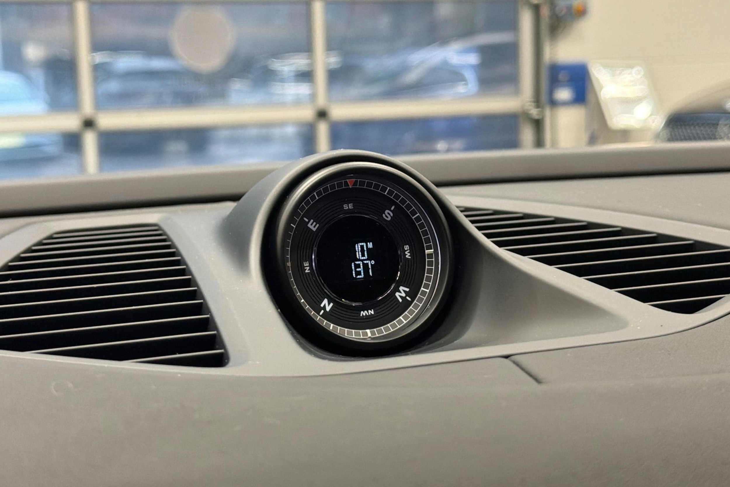 harmaa Porsche Macan 2025 kuva 15.