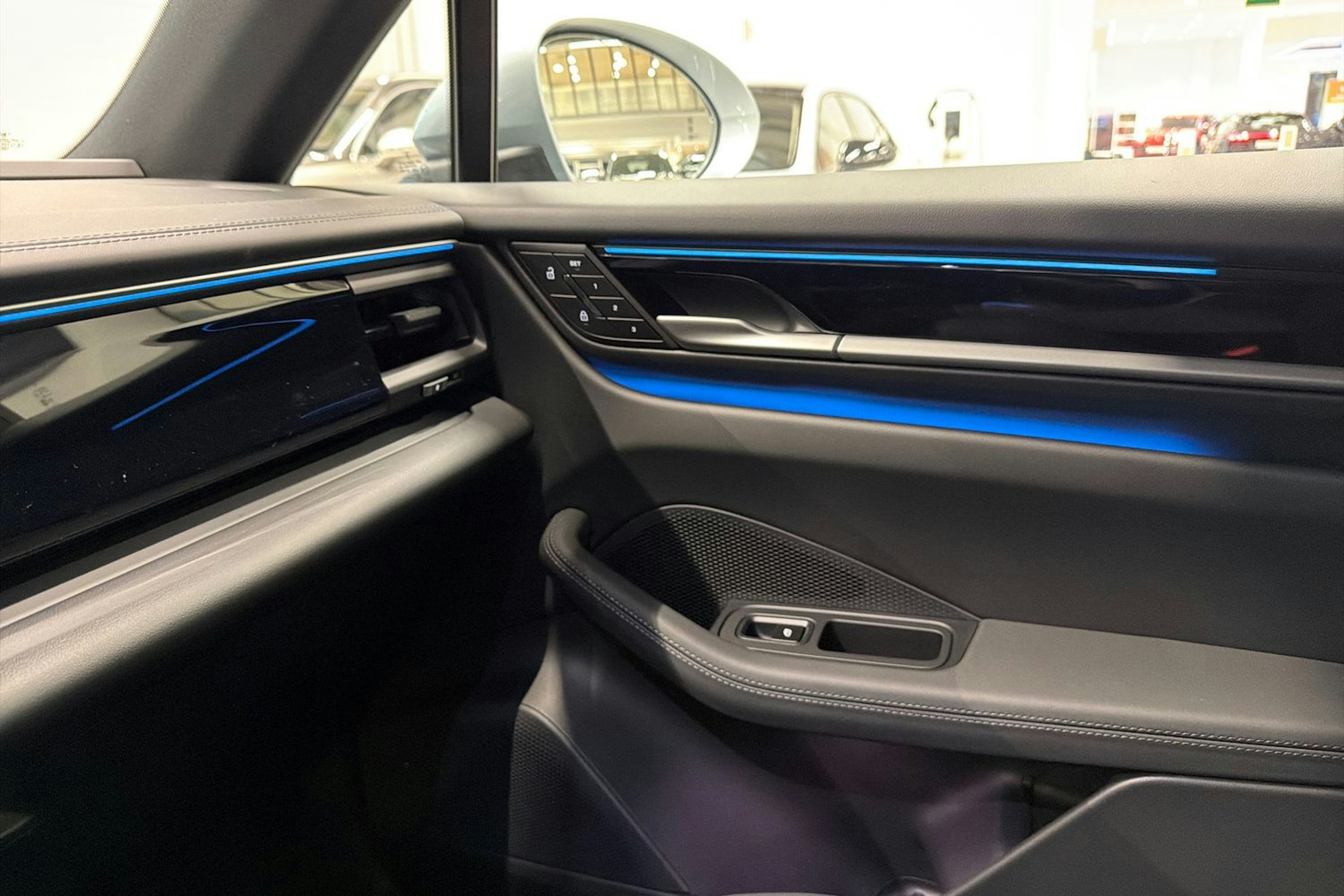 harmaa Porsche Macan 2025 kuva 16.