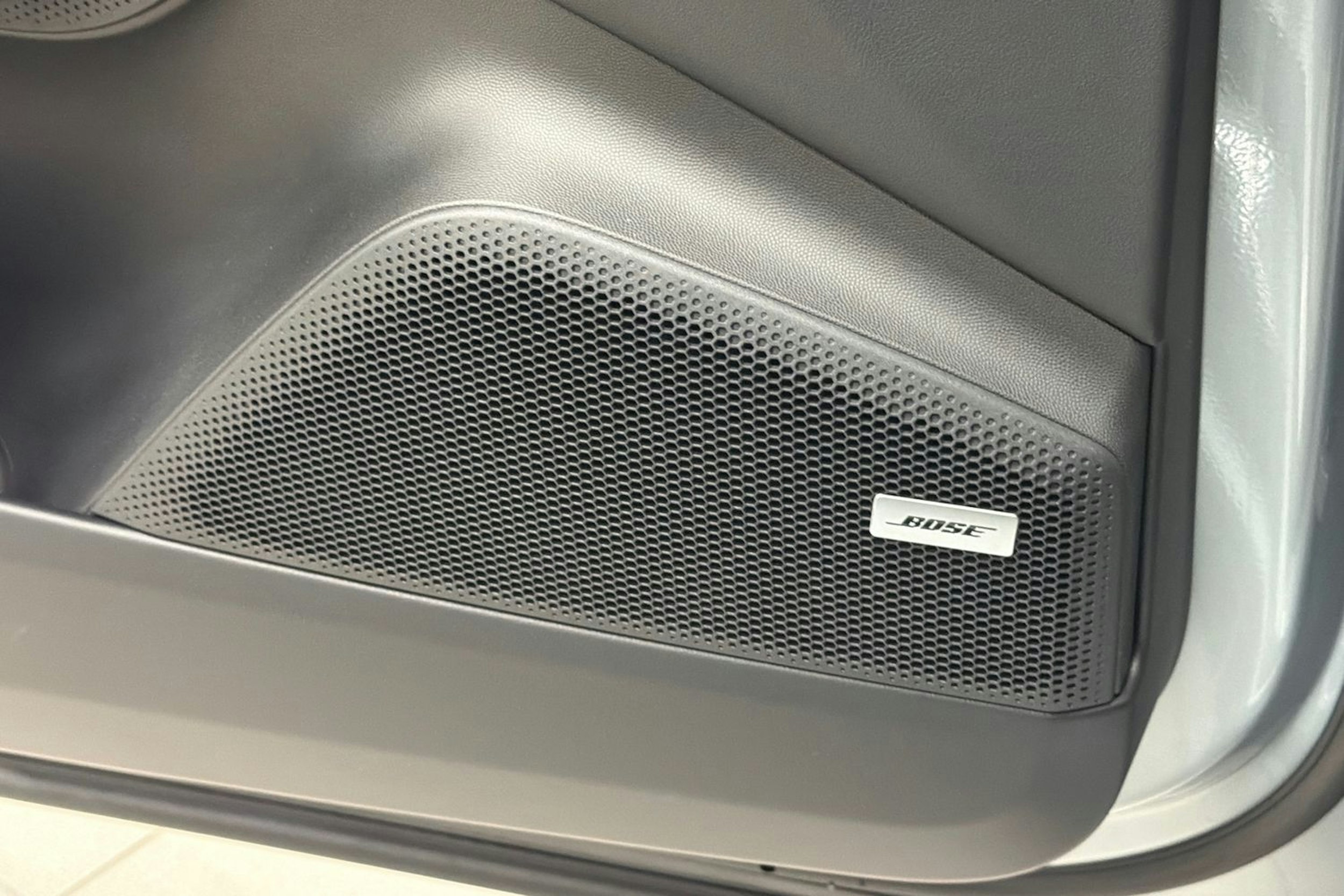 harmaa Porsche Macan 2025 kuva 18.