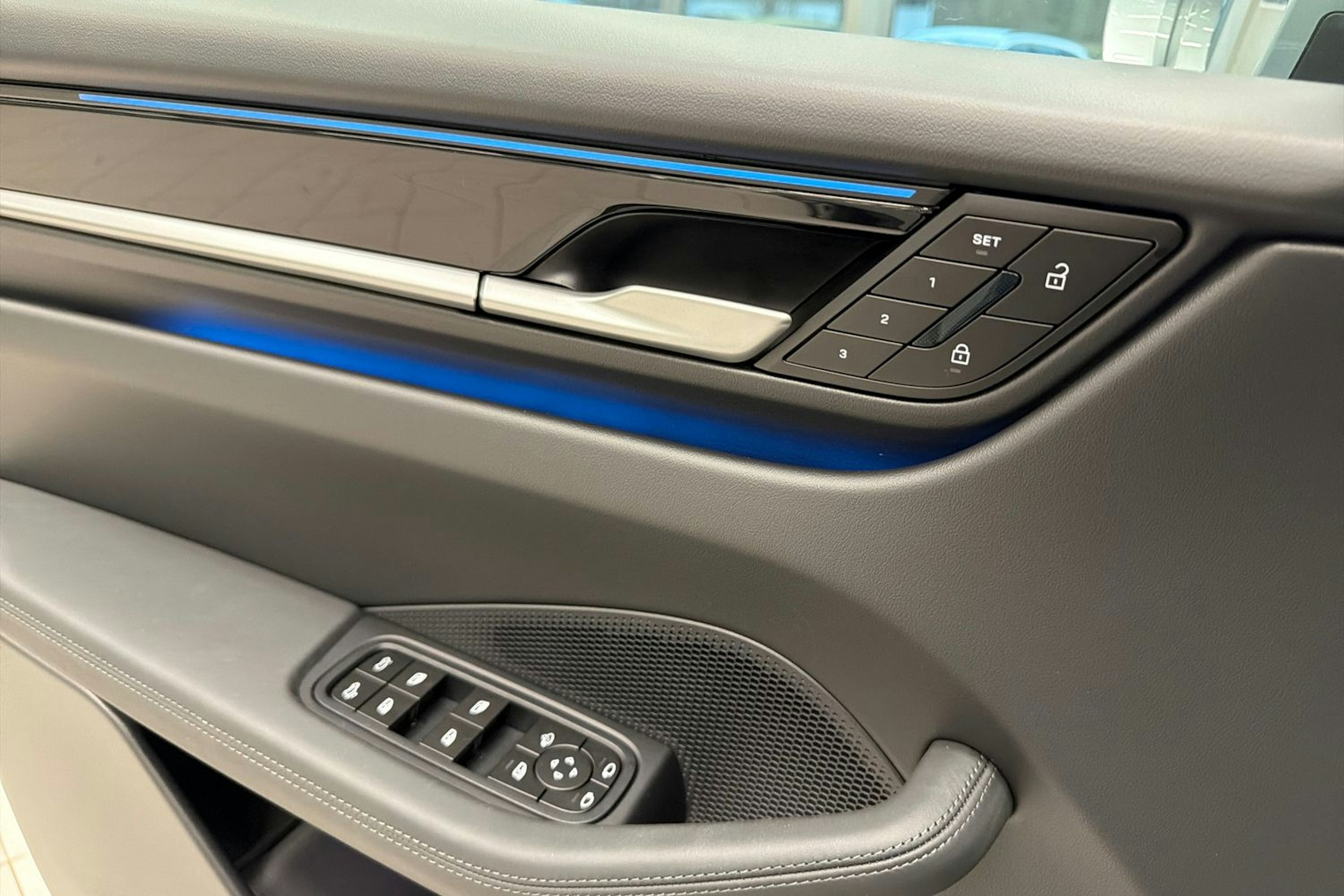 harmaa Porsche Macan 2025 kuva 19.