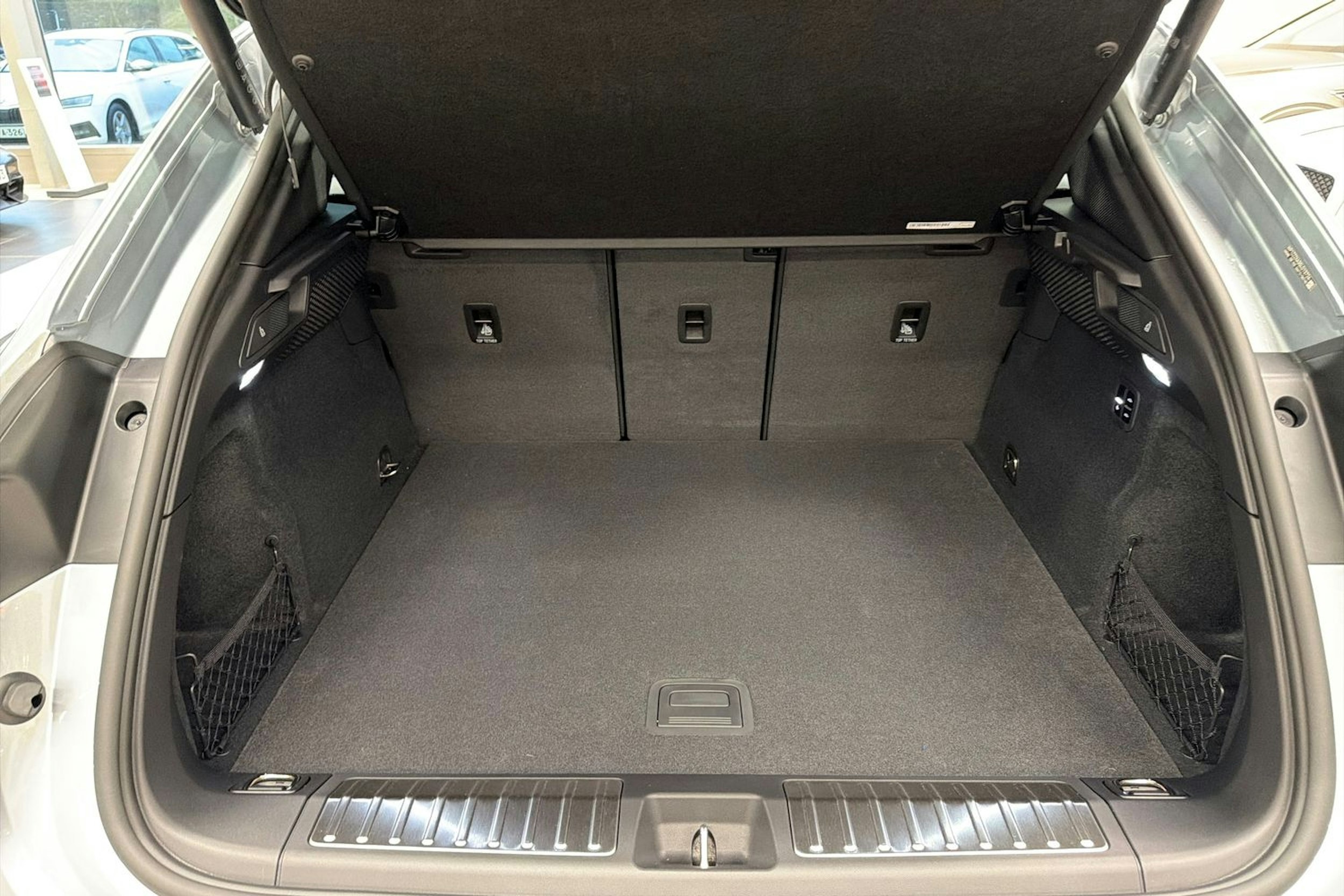 harmaa Porsche Macan 2025 kuva 21.