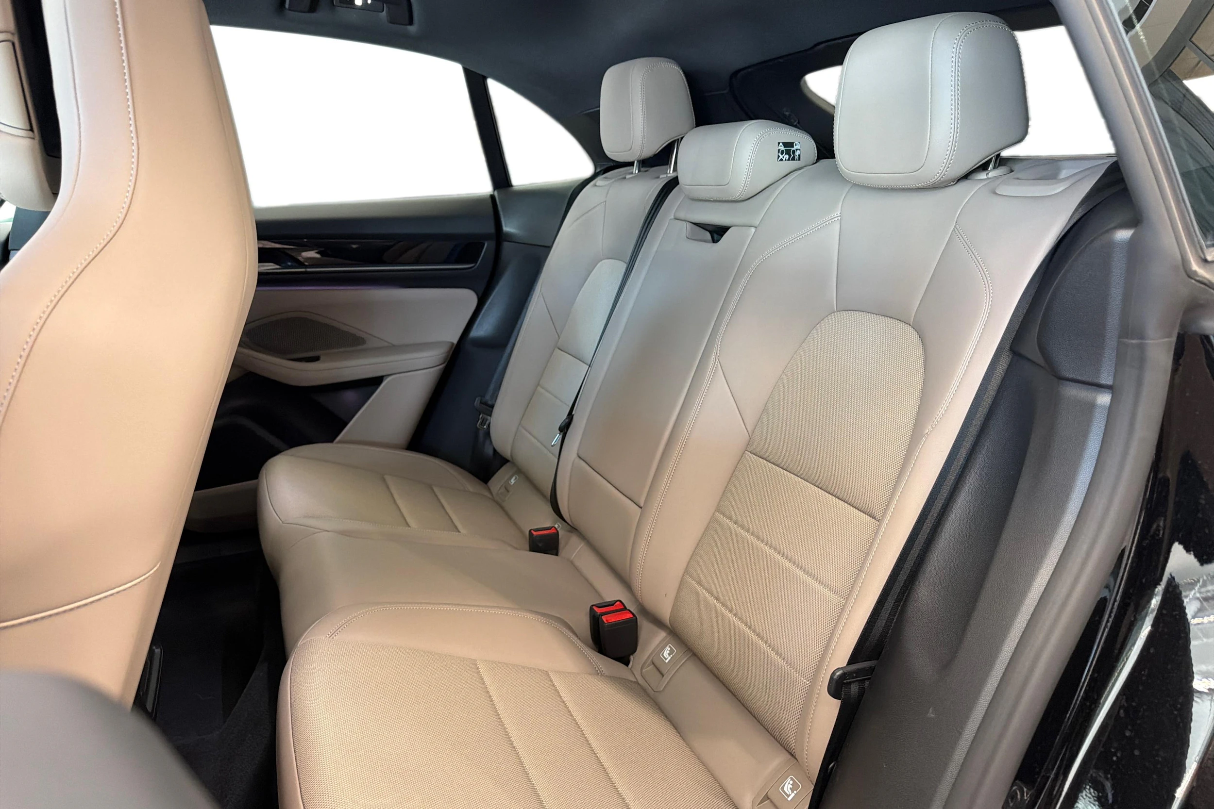 musta Porsche Macan 2025 kuva 9.