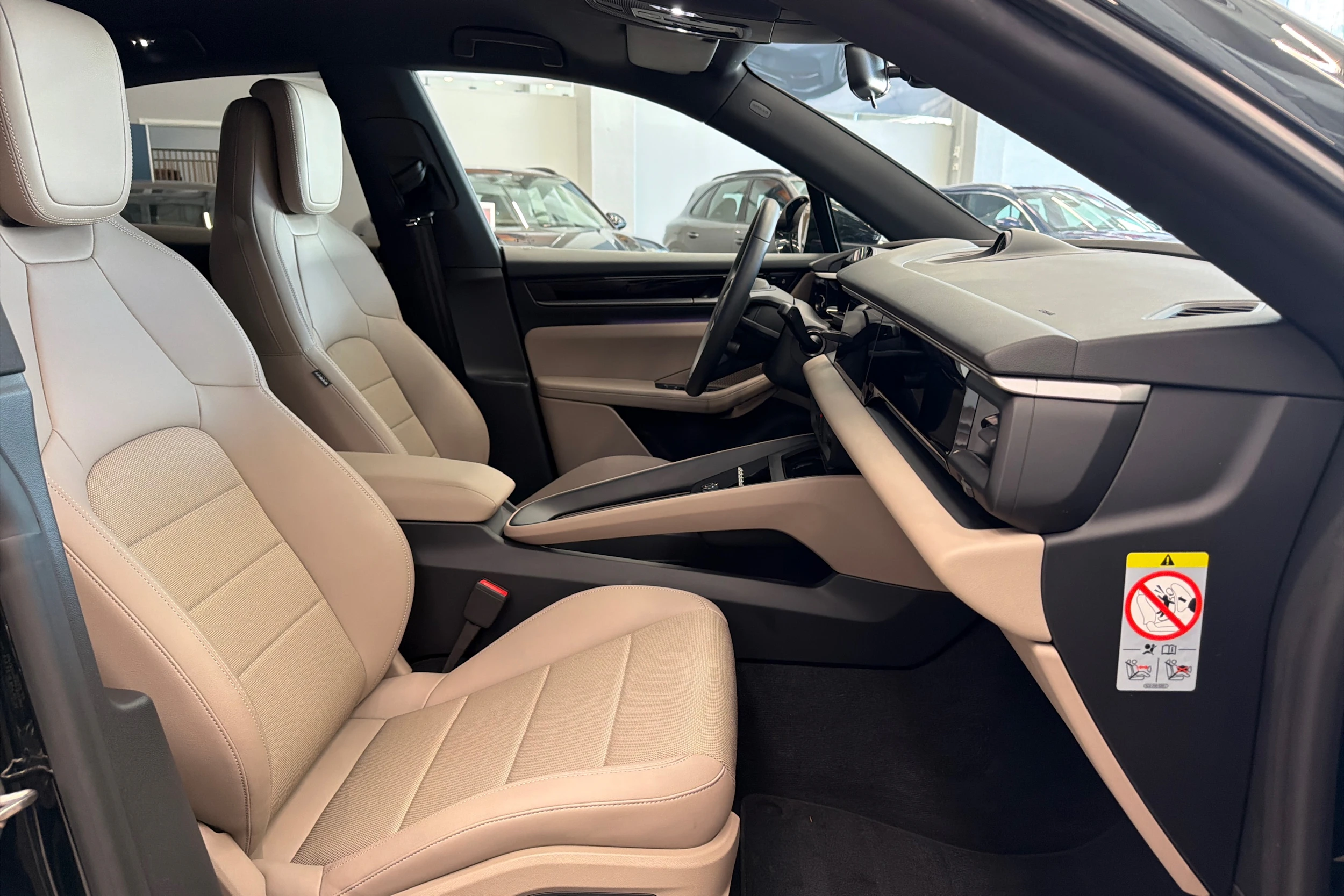 musta Porsche Macan 2025 kuva 12.