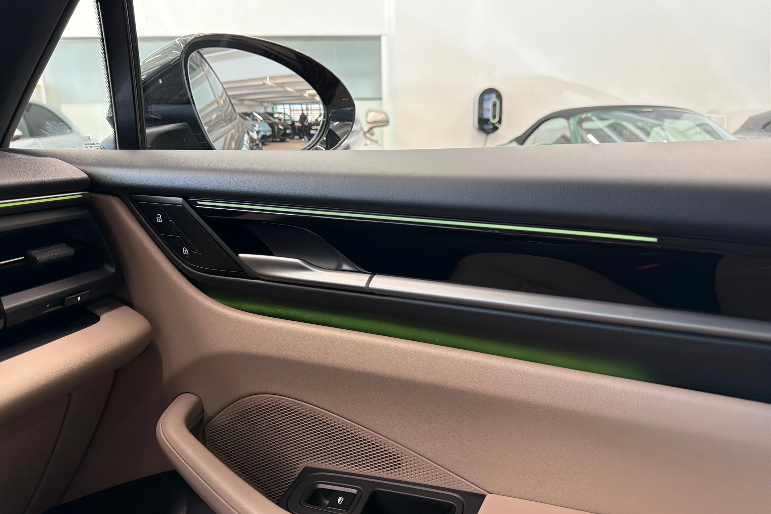 musta Porsche Macan 2025 kuva 24.